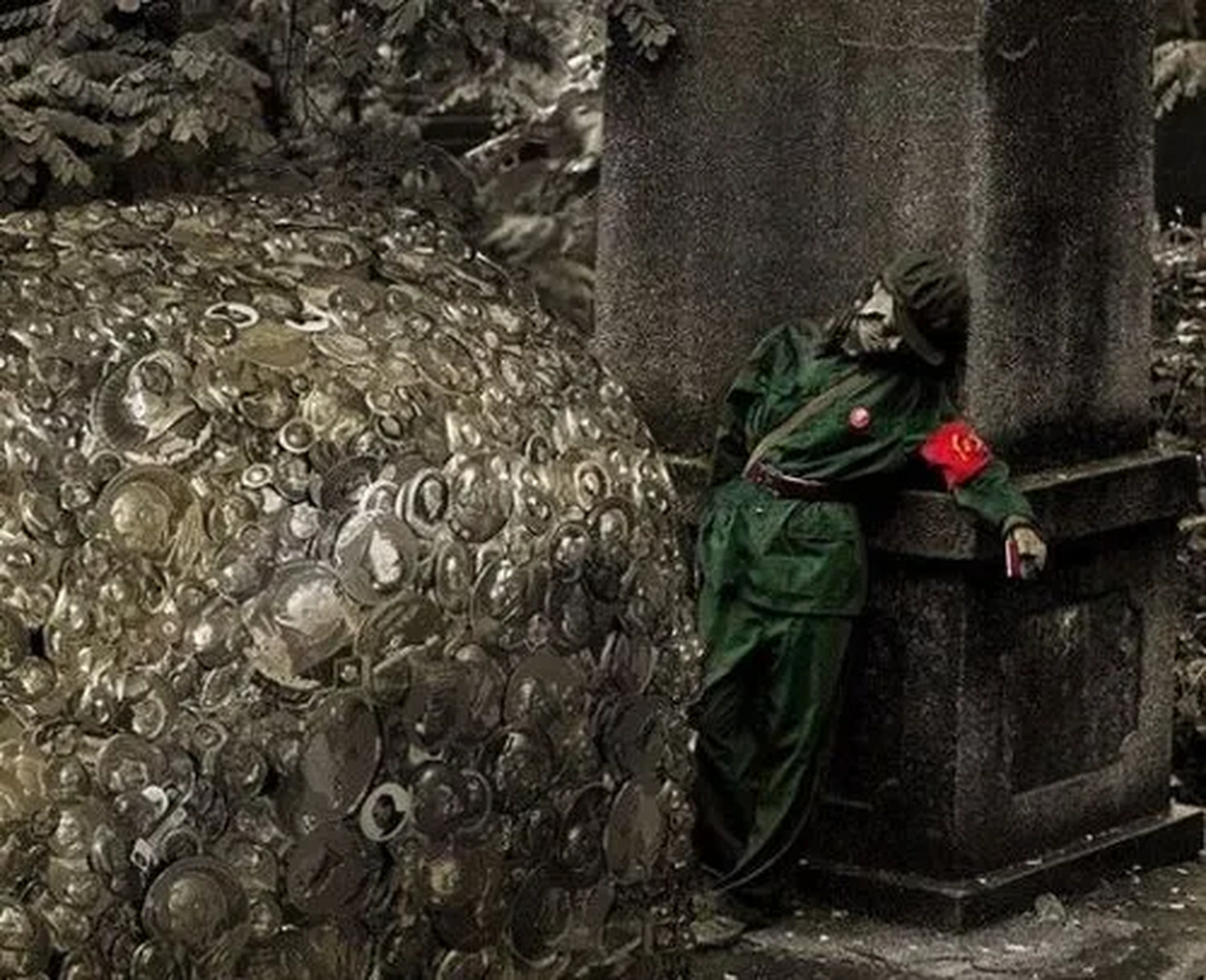 偏执狂式的选择性遗忘和选择性记忆使人感觉到不寒而栗,而不仅仅只是