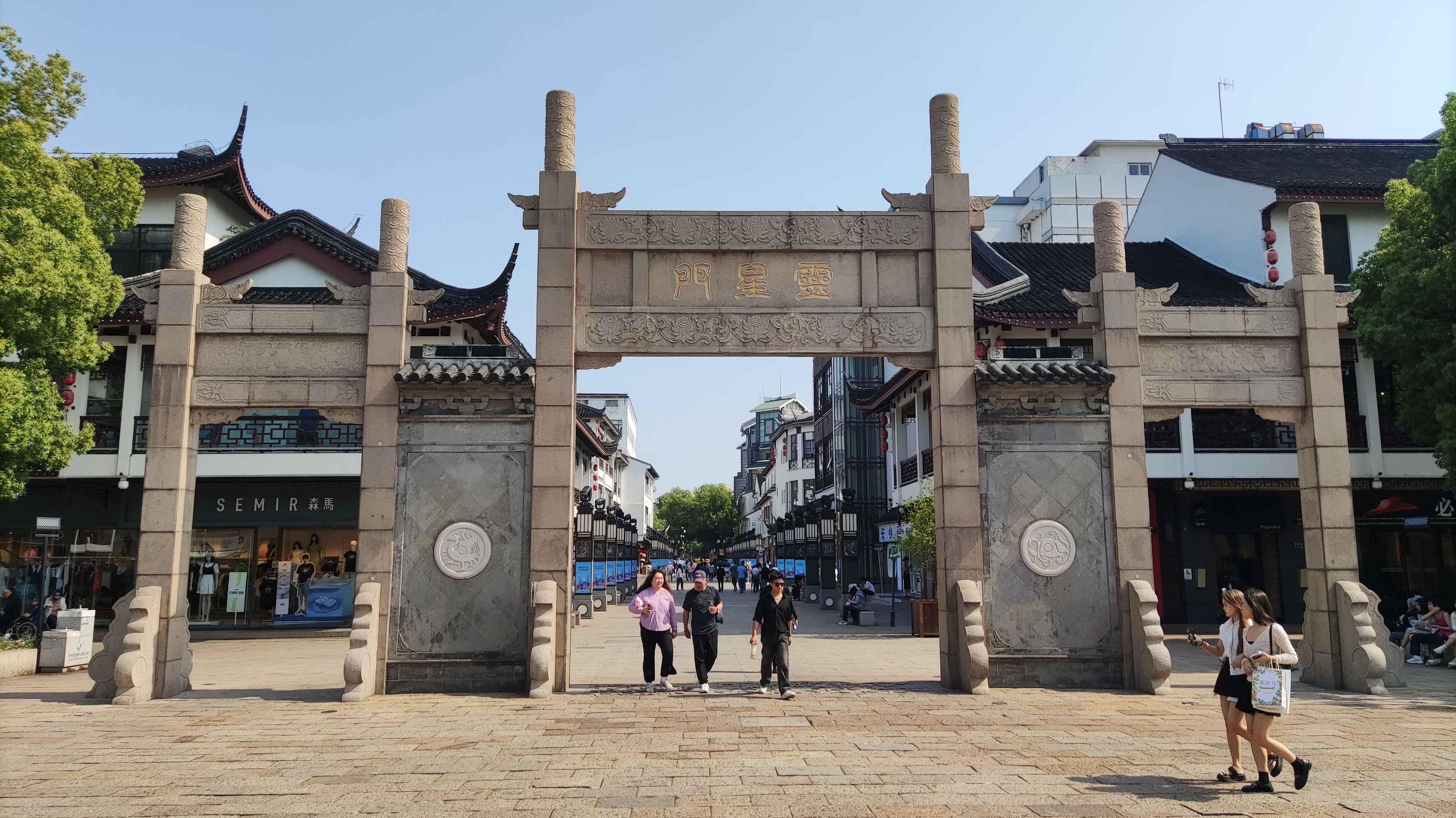 观前街,一条历史最悠久的商业街,苏州市中心的市中心,街道内有一道观