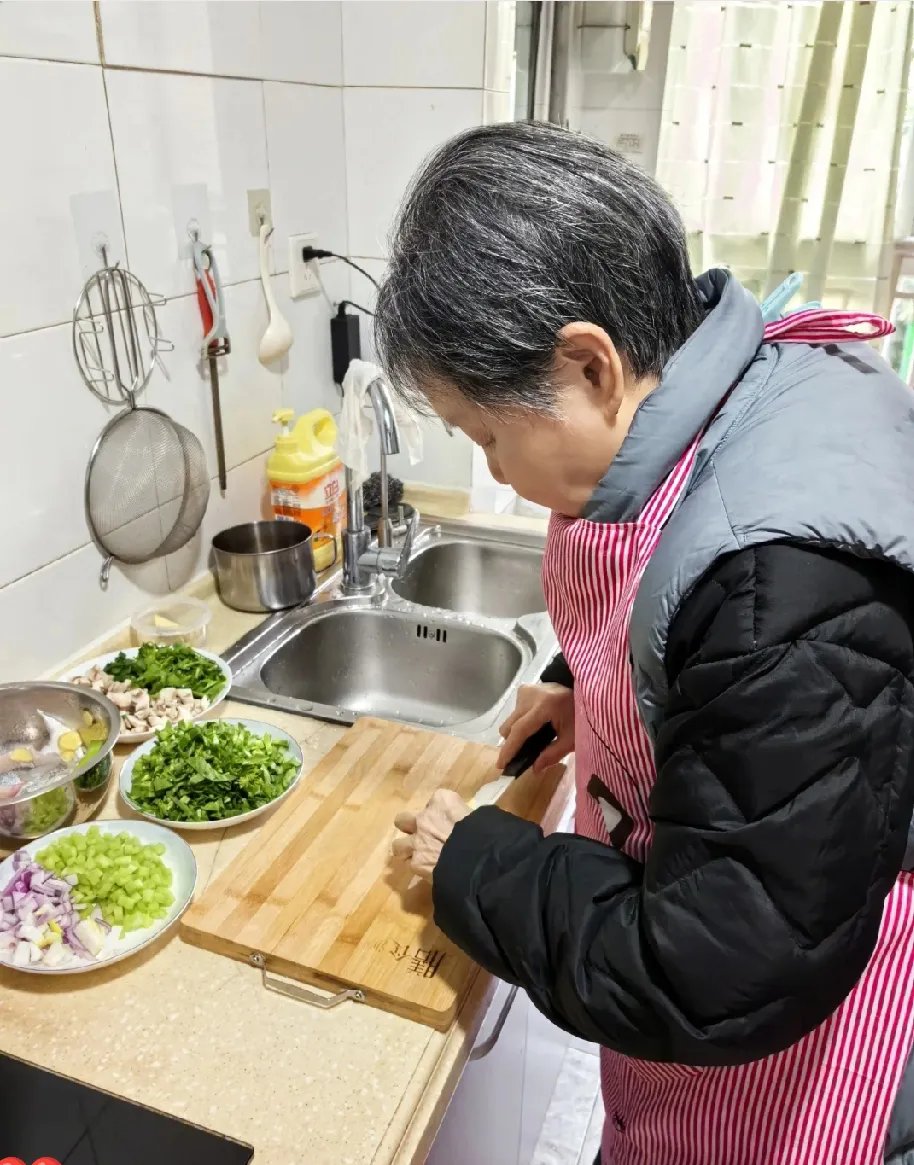 妈妈炒菜照片妈妈做饭的图片老妈做饭的真实图片买菜做饭老人老爸老妈