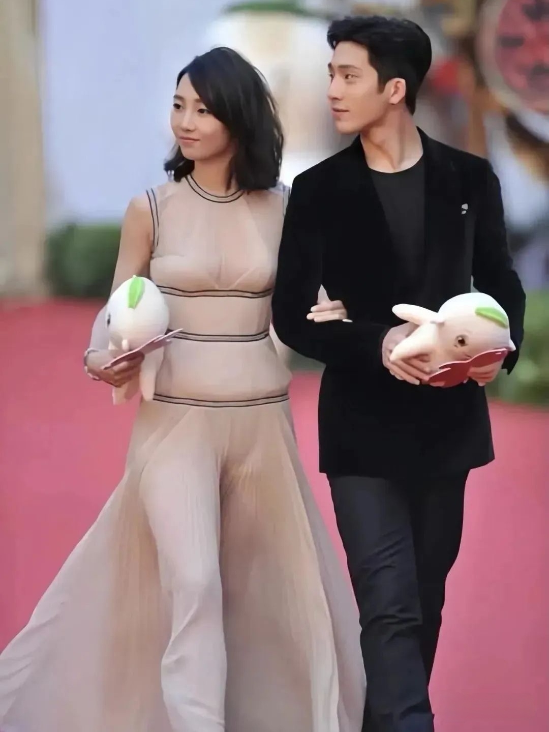 这次她选择的透视裙让她在众人中脱颖而出,白百何身穿一条透视裙亮相