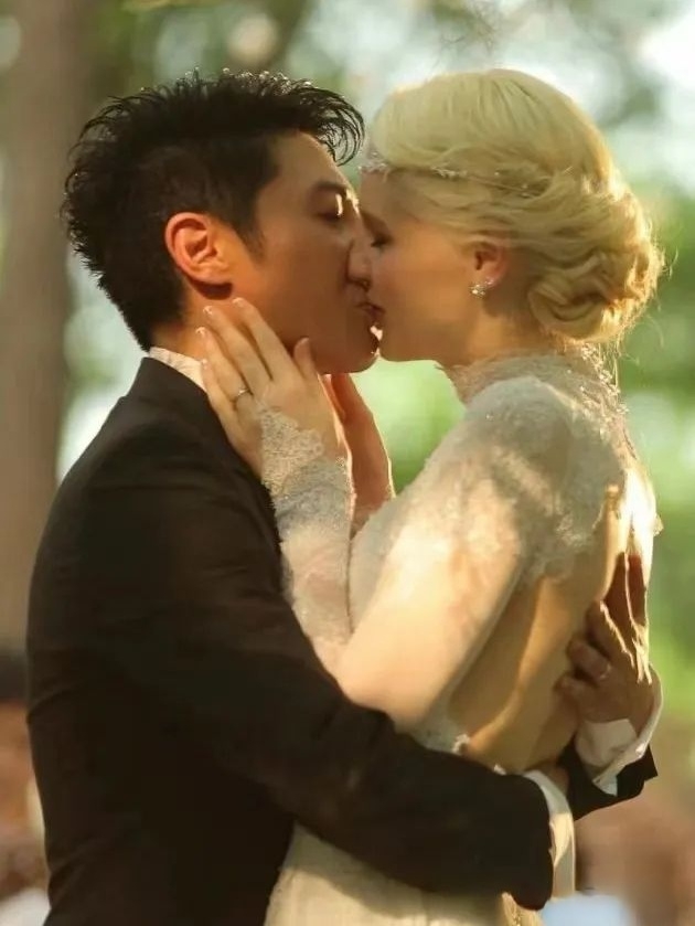 撒贝宁的外国妻子李白(lisa),是一位加拿大人,她的学历很高,是北大