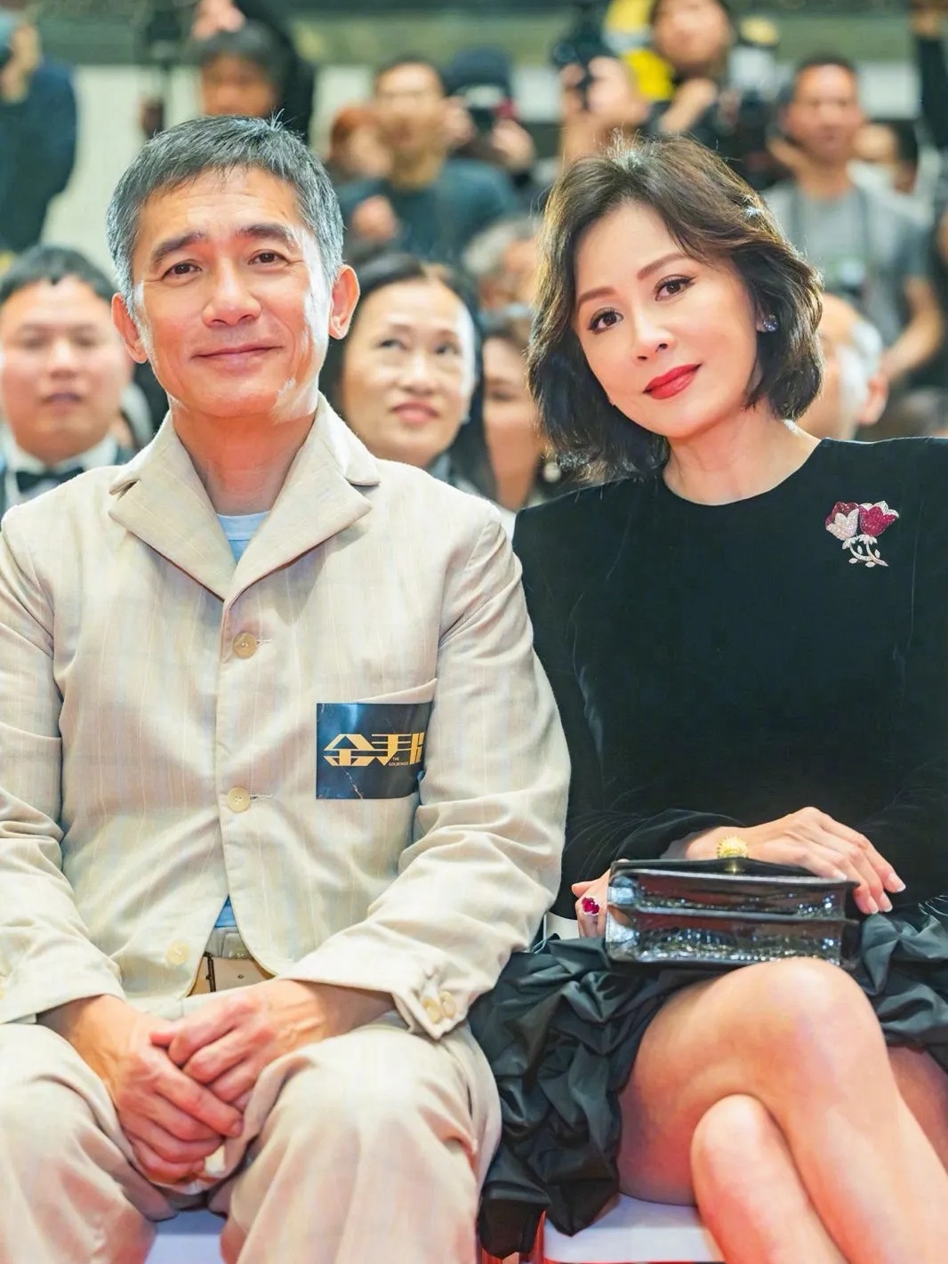 刘德华梁朝伟出席金手指香港首映礼,大美女神相随.