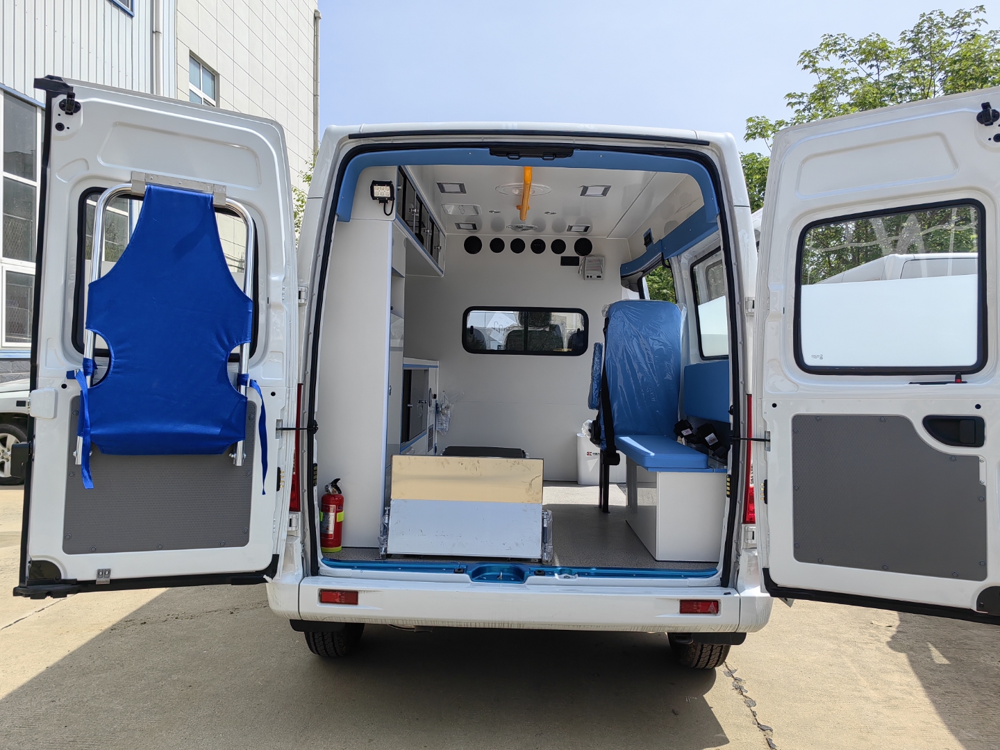 大通v80监护型救护车