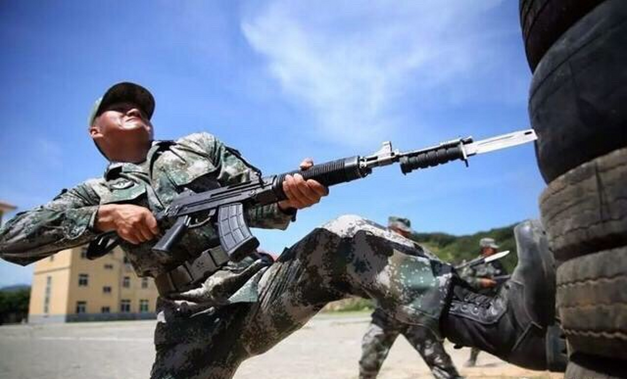 中国人民解放军恢复中断20多年的拼刺刀训练!