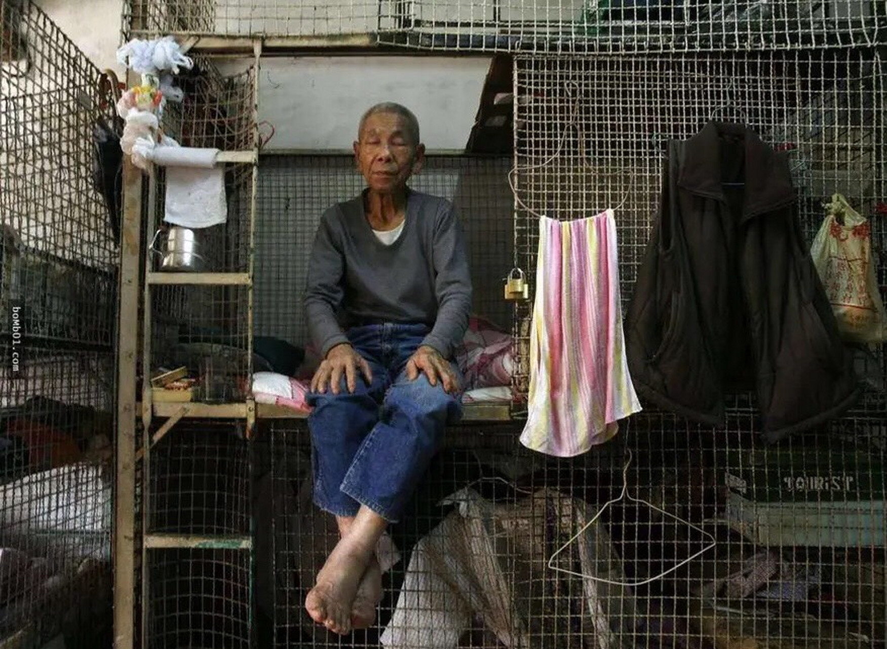 看看,这个就是香港劏房.可以体验一下住在这里是什么感受…….