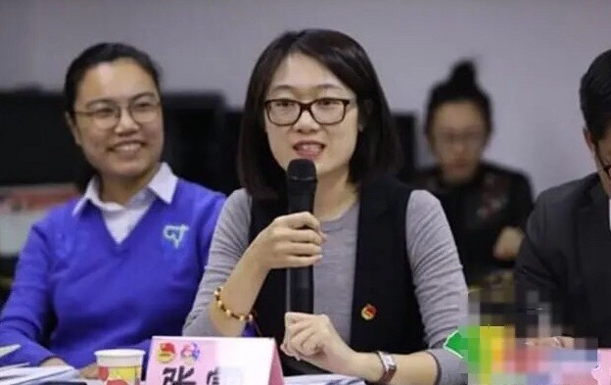 京东老板刘强东女助理张雱走红网络,她被称为"中国最好女助理".