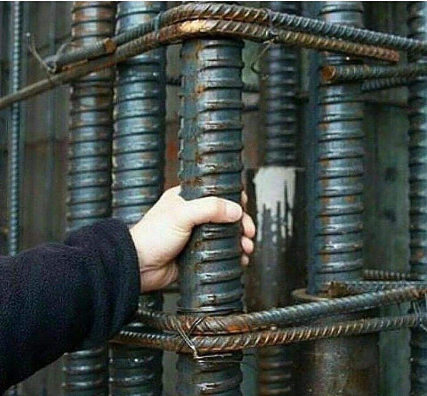 看看,这钢筋够粗的吧?你们知道这是用在什么地方的钢筋吗?