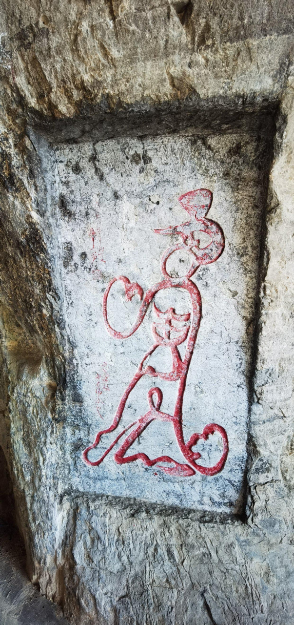 位于肥城市湖屯镇陶山主峰西北侧的山崖上,有一个天然山洞叫做朝阳洞