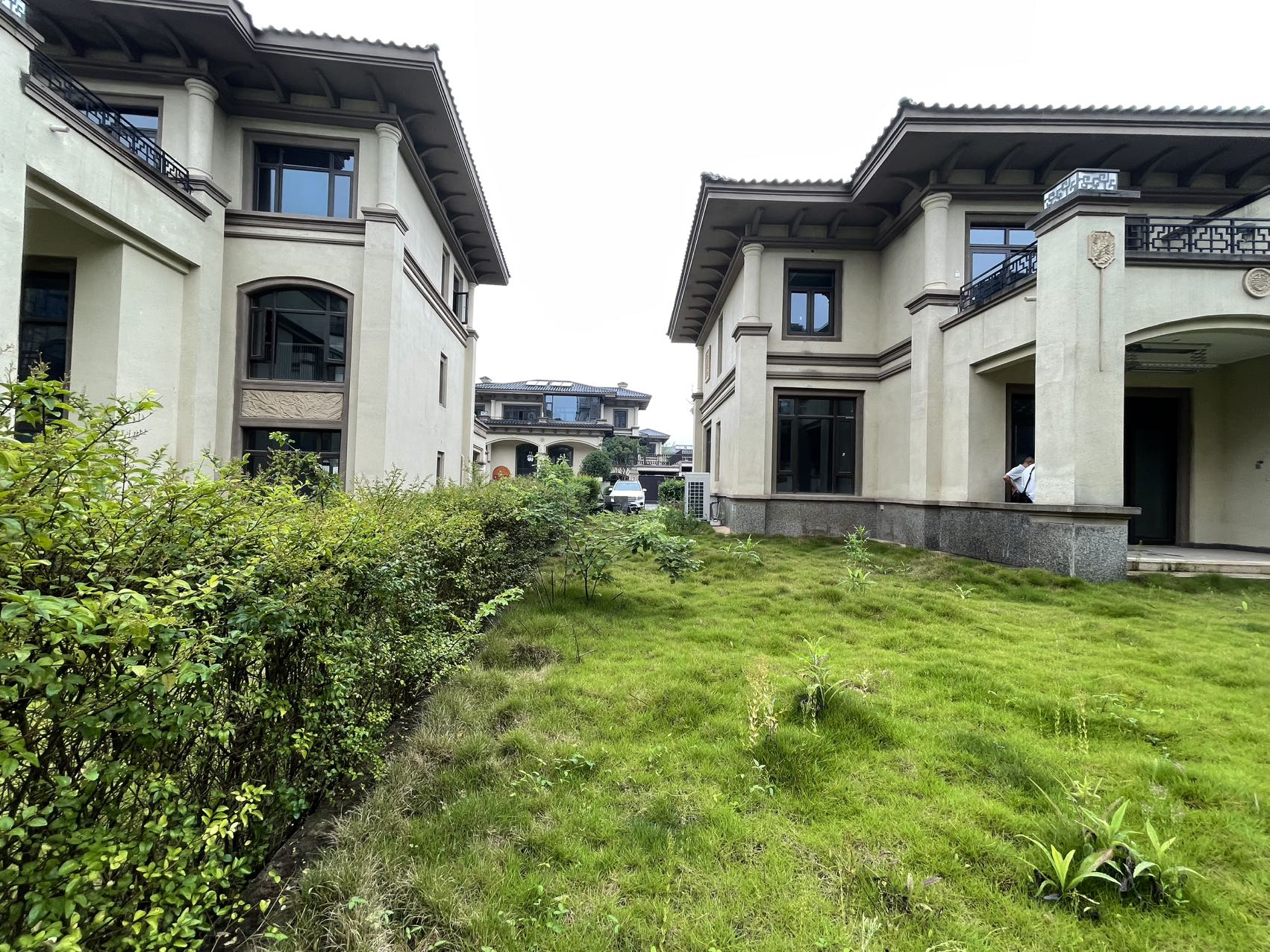 岳麓区的稀缺别墅双拼 地铁500米,豪装 密度低,品质好,户型优 产权