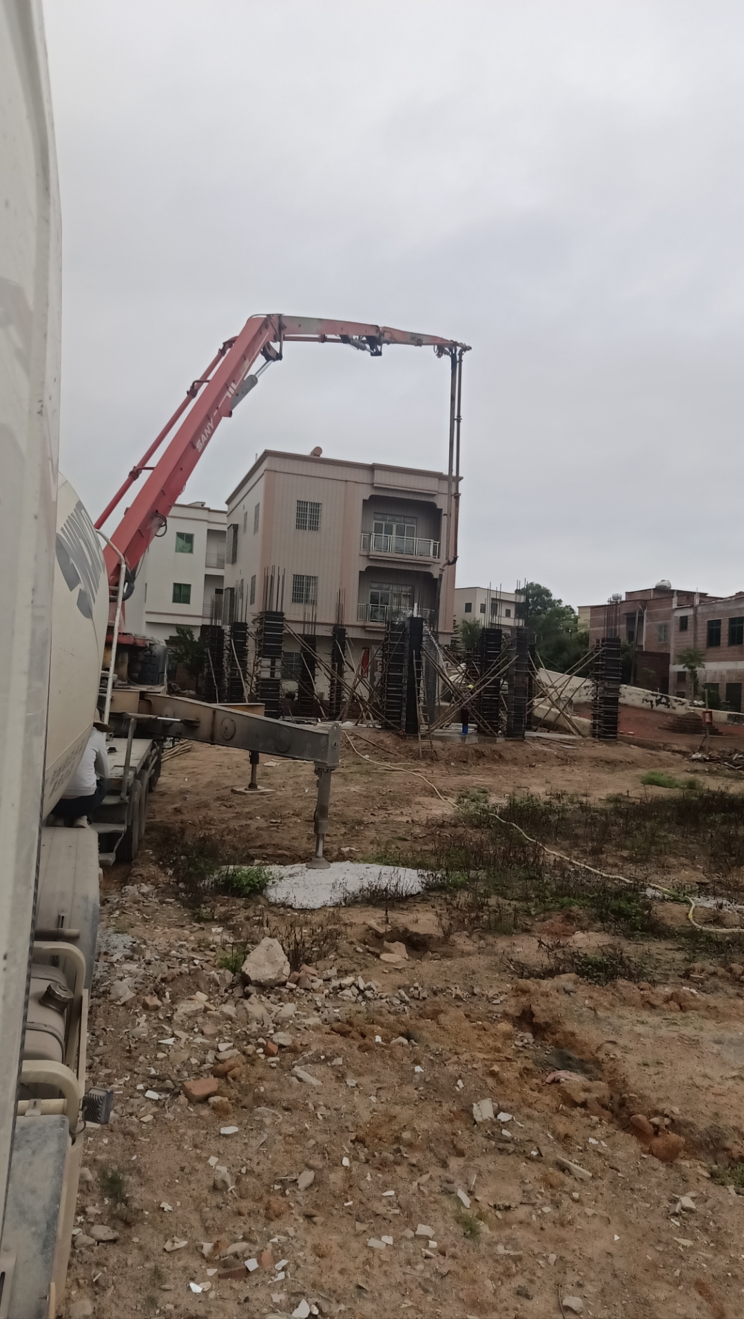 农村生活# 苏村东边塘天泵打混凝土