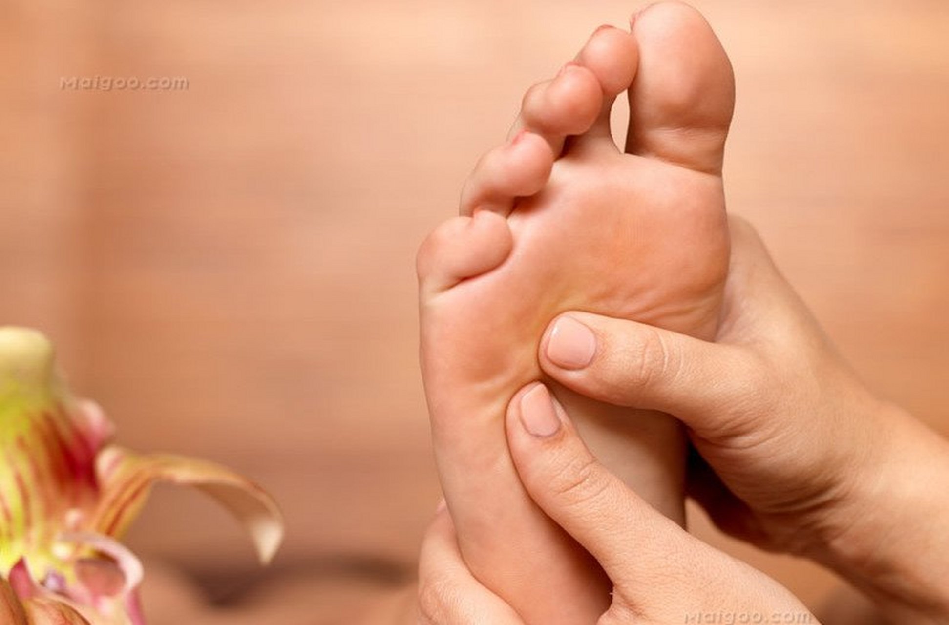 足底按摩,不分男女都是先左脚在右脚