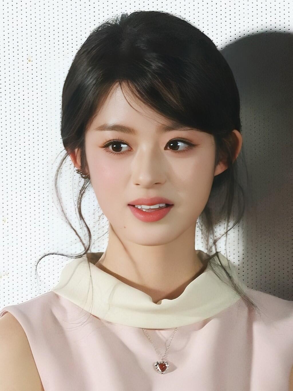 都是短圆脸大眼睛,感觉这眉毛也很有灵魂哈哈,粗而且平,没有什么弧度