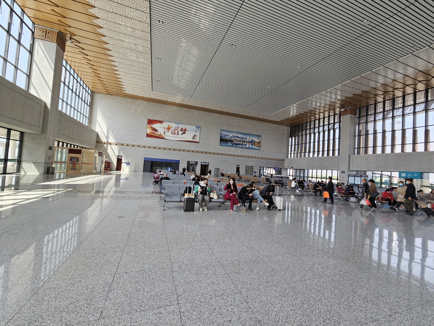 阜宁南站,两个站台,宽敞明亮的候车大厅.