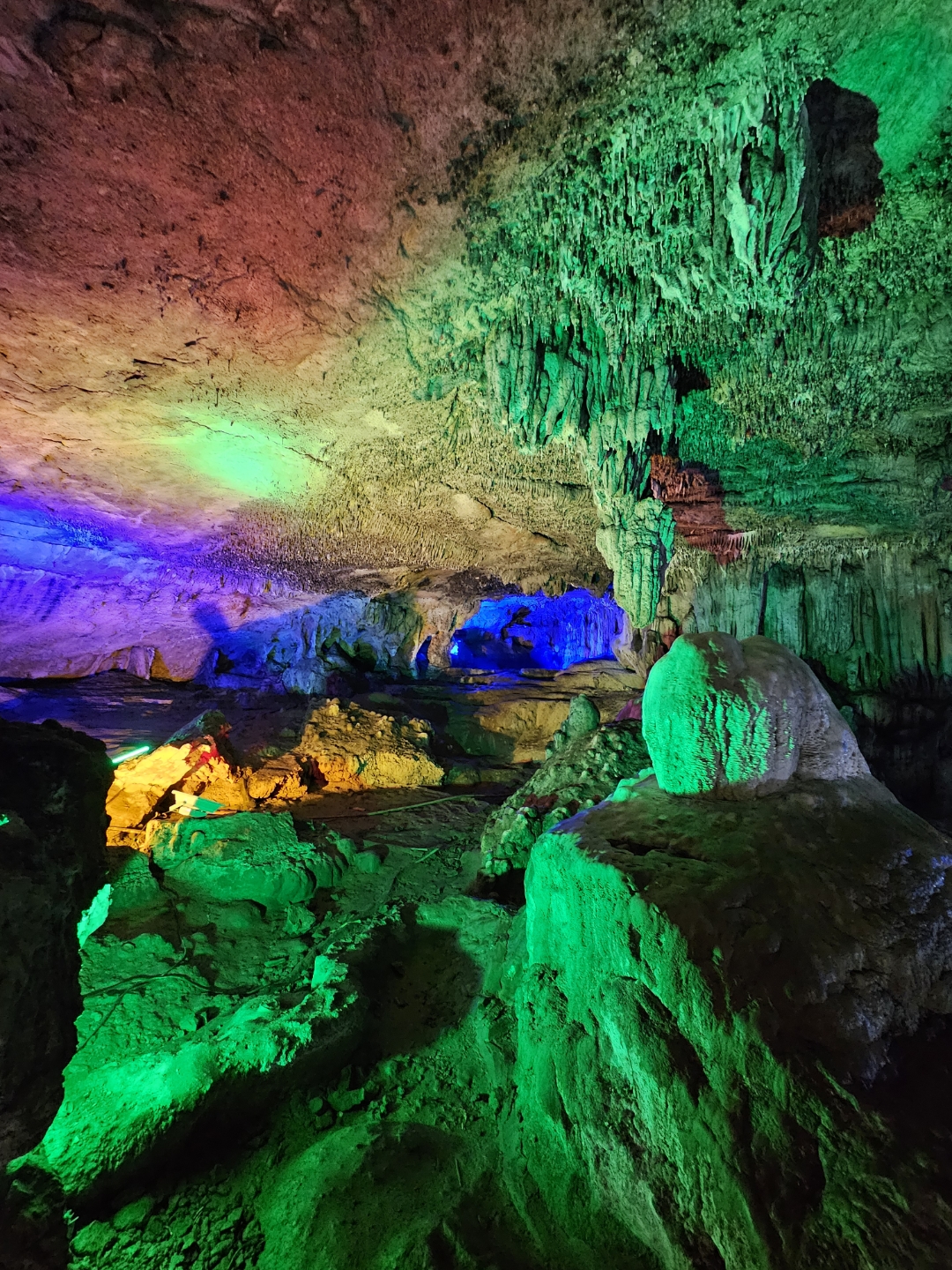 玄素洞属天然石灰岩溶洞,地质学上称其为"喀斯特岩溶地貌"