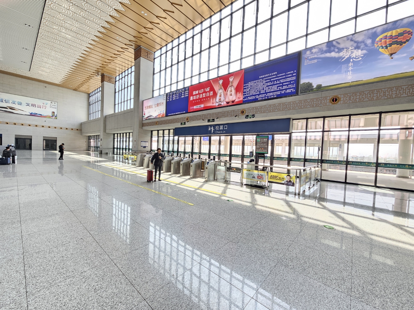 阜宁南站,两个站台,宽敞明亮的候车大厅.