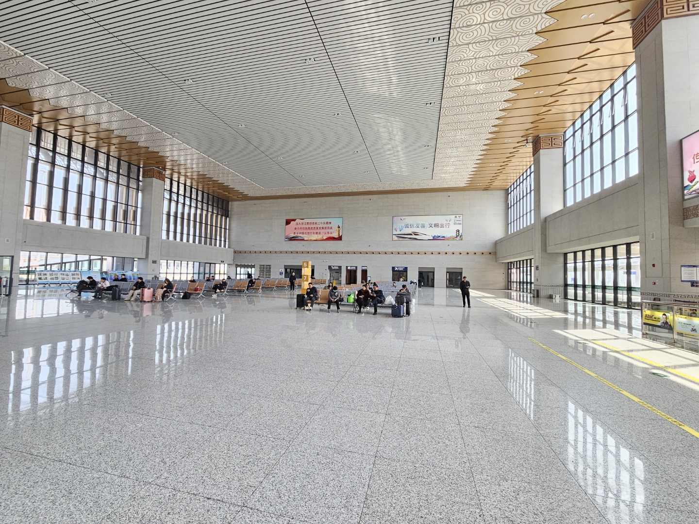 阜宁南站,两个站台,宽敞明亮的候车大厅.