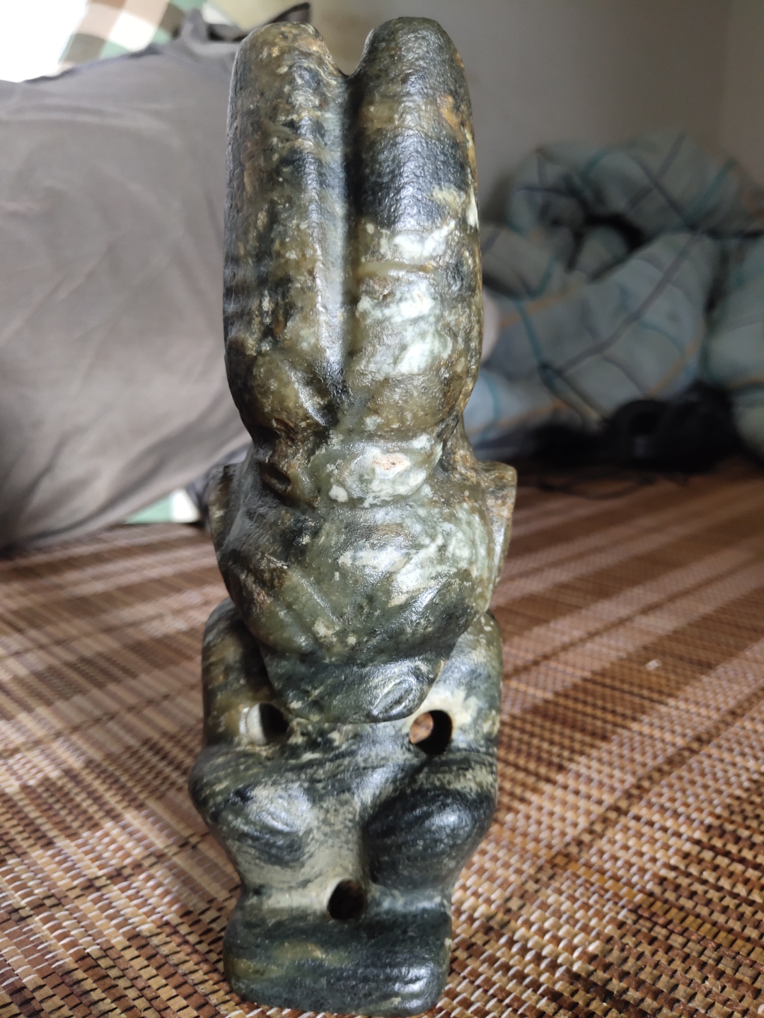 老輩留下來的一尊红山文化牛首头古玉,此玉已被土侵蝕玉中,原始原味的