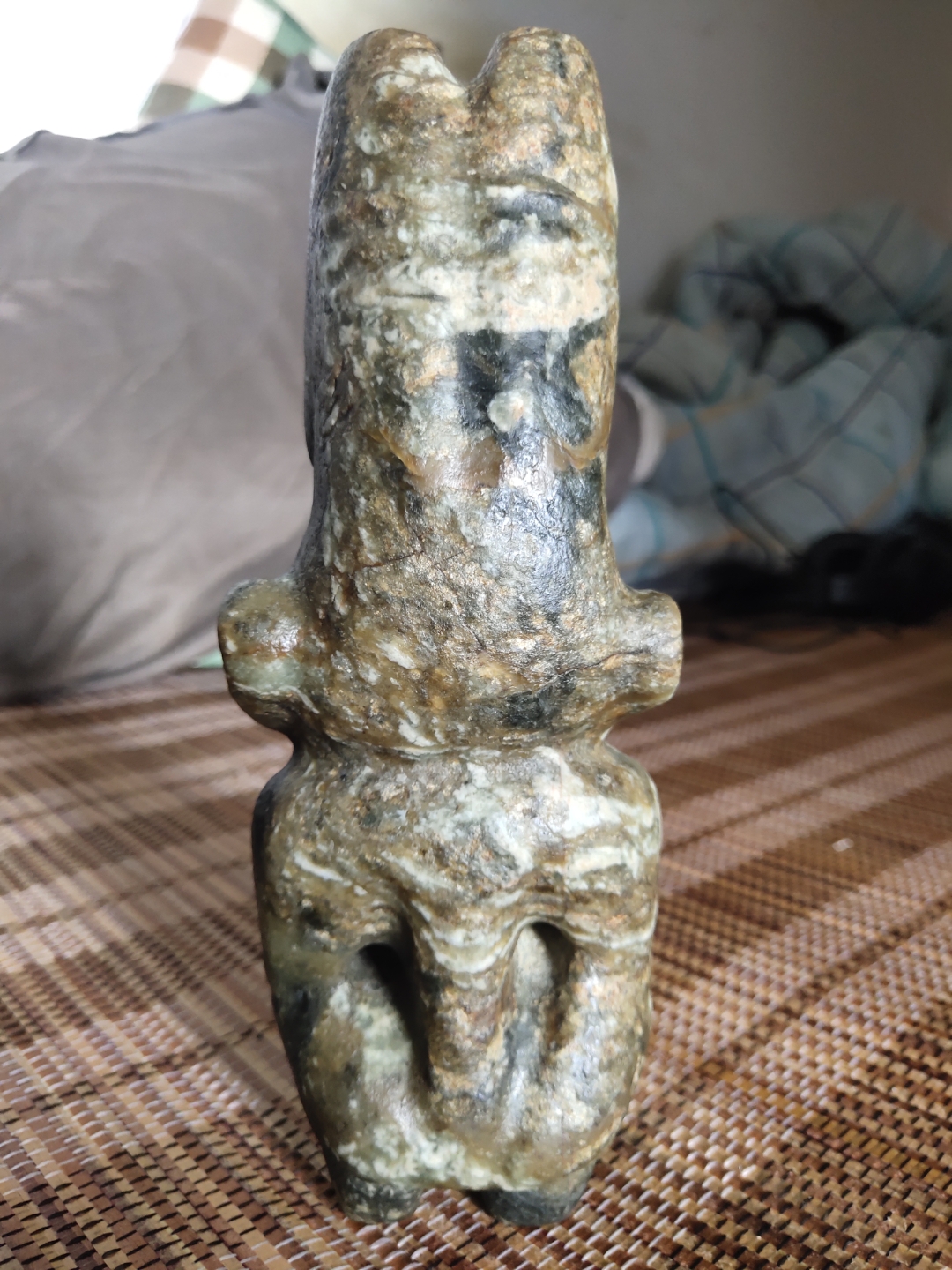 老輩留下來的一尊红山文化牛首头古玉,此玉已被土侵蝕玉中,原始原味的
