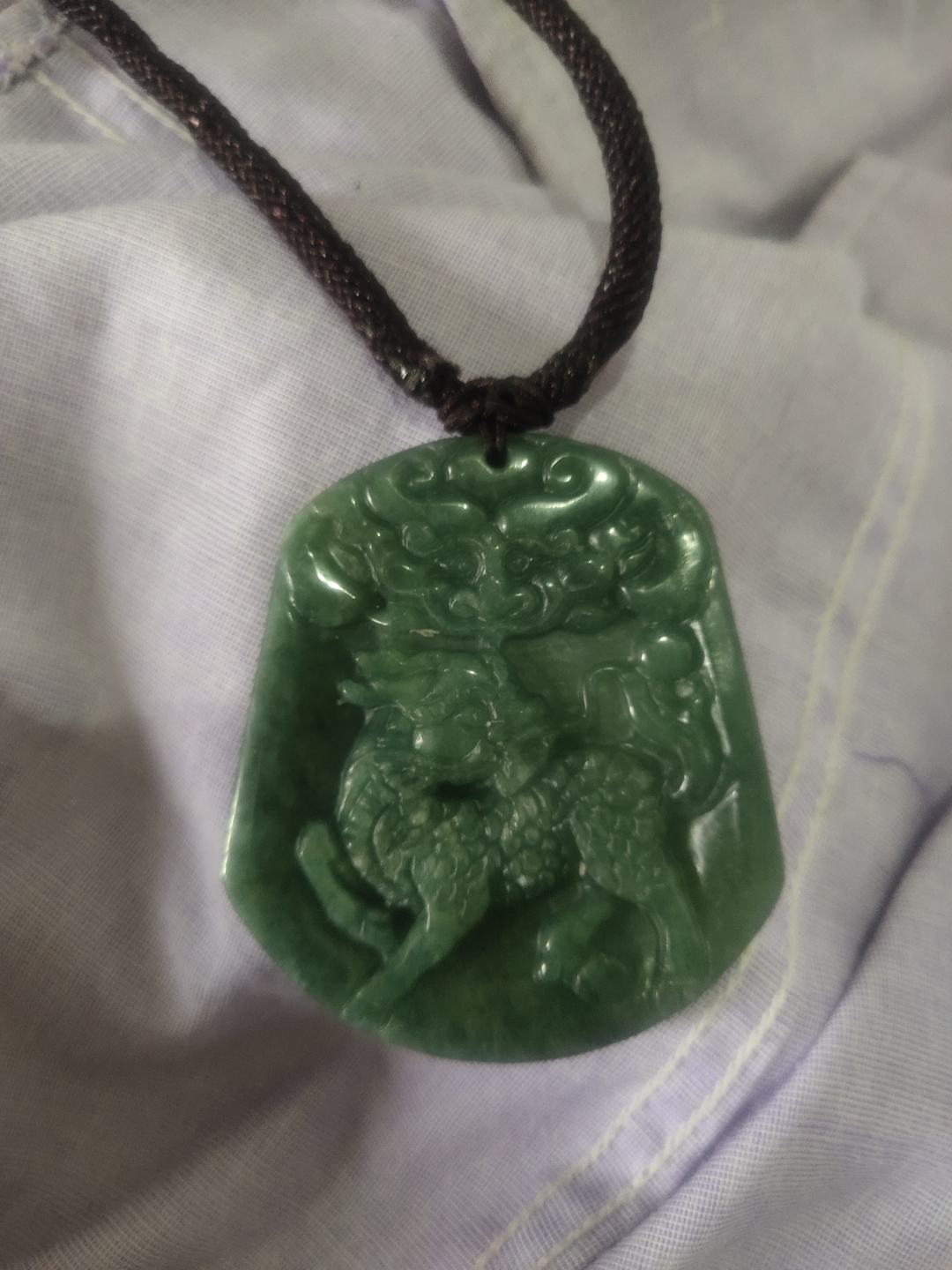 一块翡翠雕麒麟牌,据今已經五十年了,挂着品相非常好,雕刻生动!