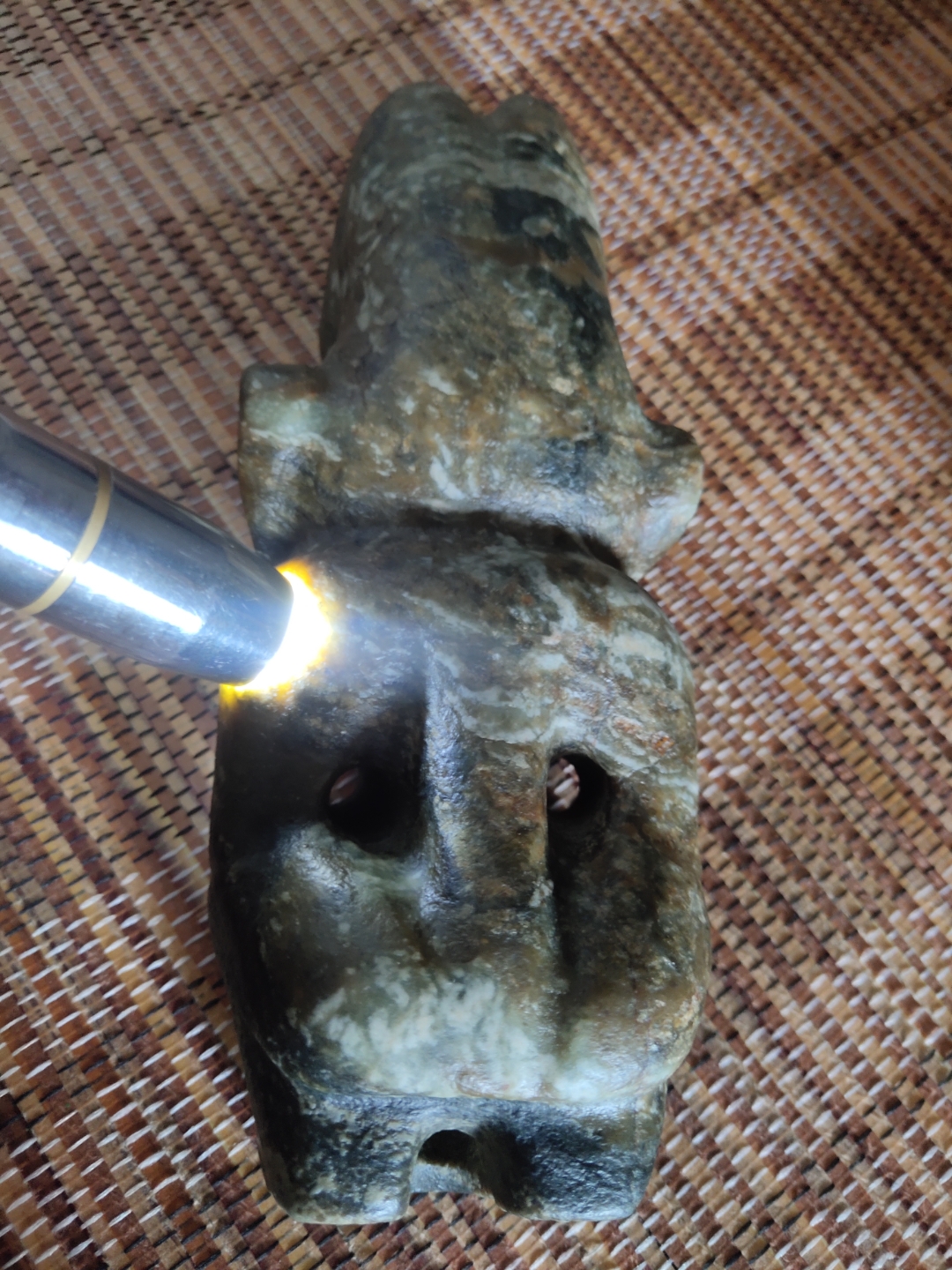 老輩留下來的一尊红山文化牛首头古玉,此玉已被土侵蝕玉中,原始原味的