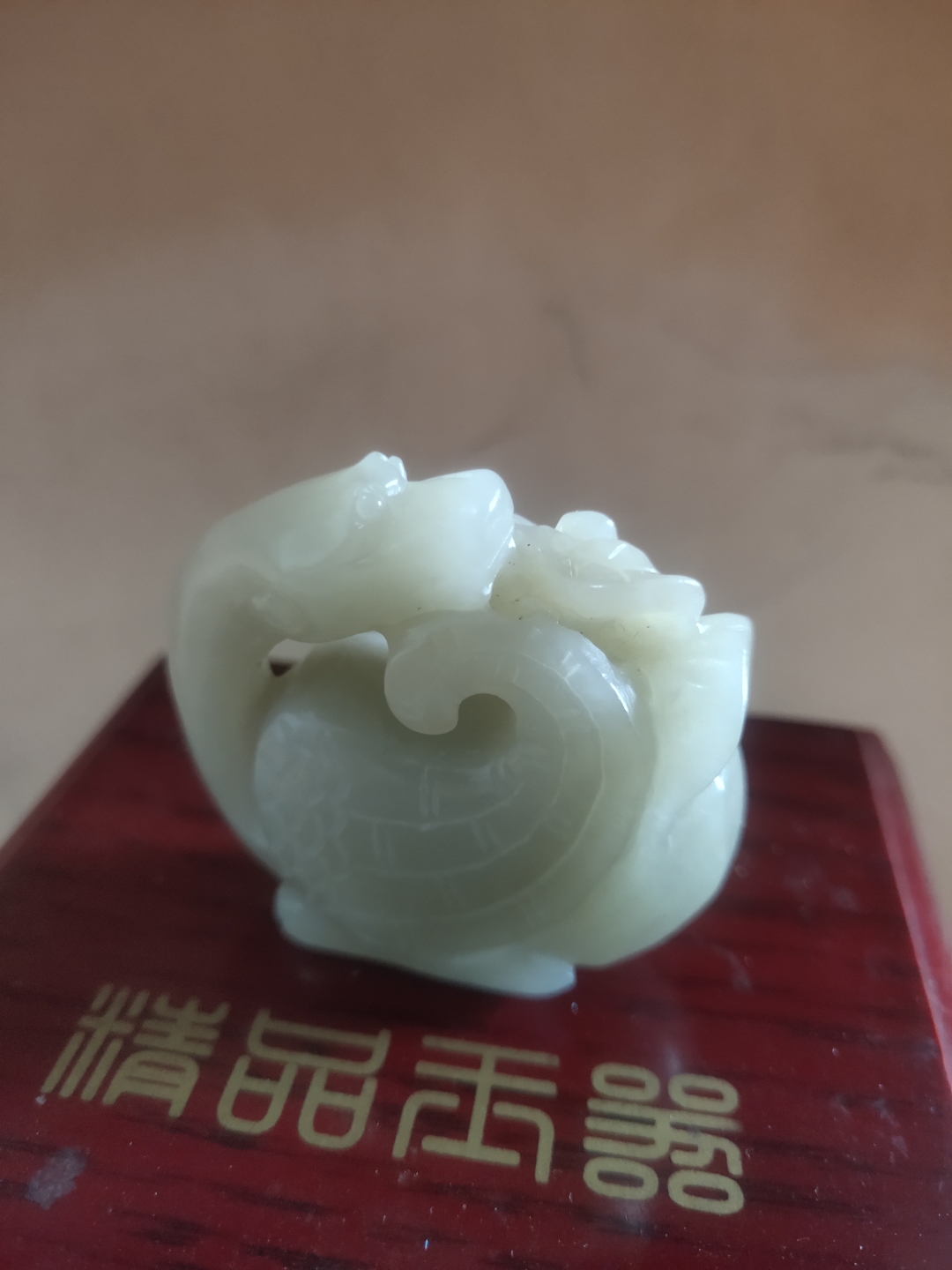 采用镂空雕的方式雕刻而成的一只玉雕回首鹅,此鹅品相完美,是一件清代