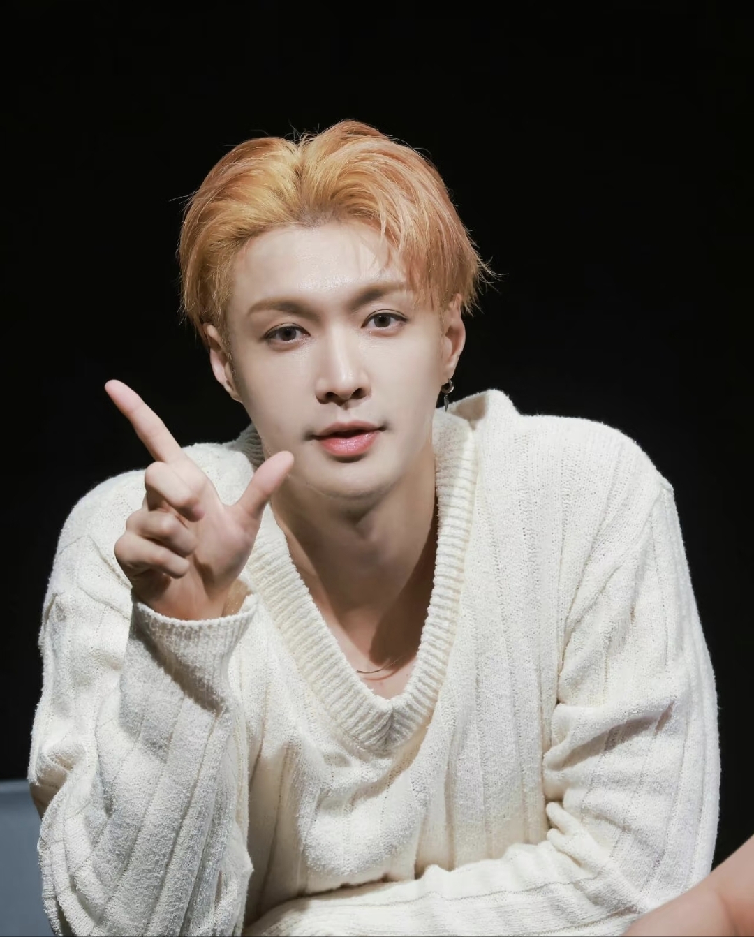 张艺兴确实不是浓眉大眼的传统美男,也不是雌雄莫辨不可方物,但他也是