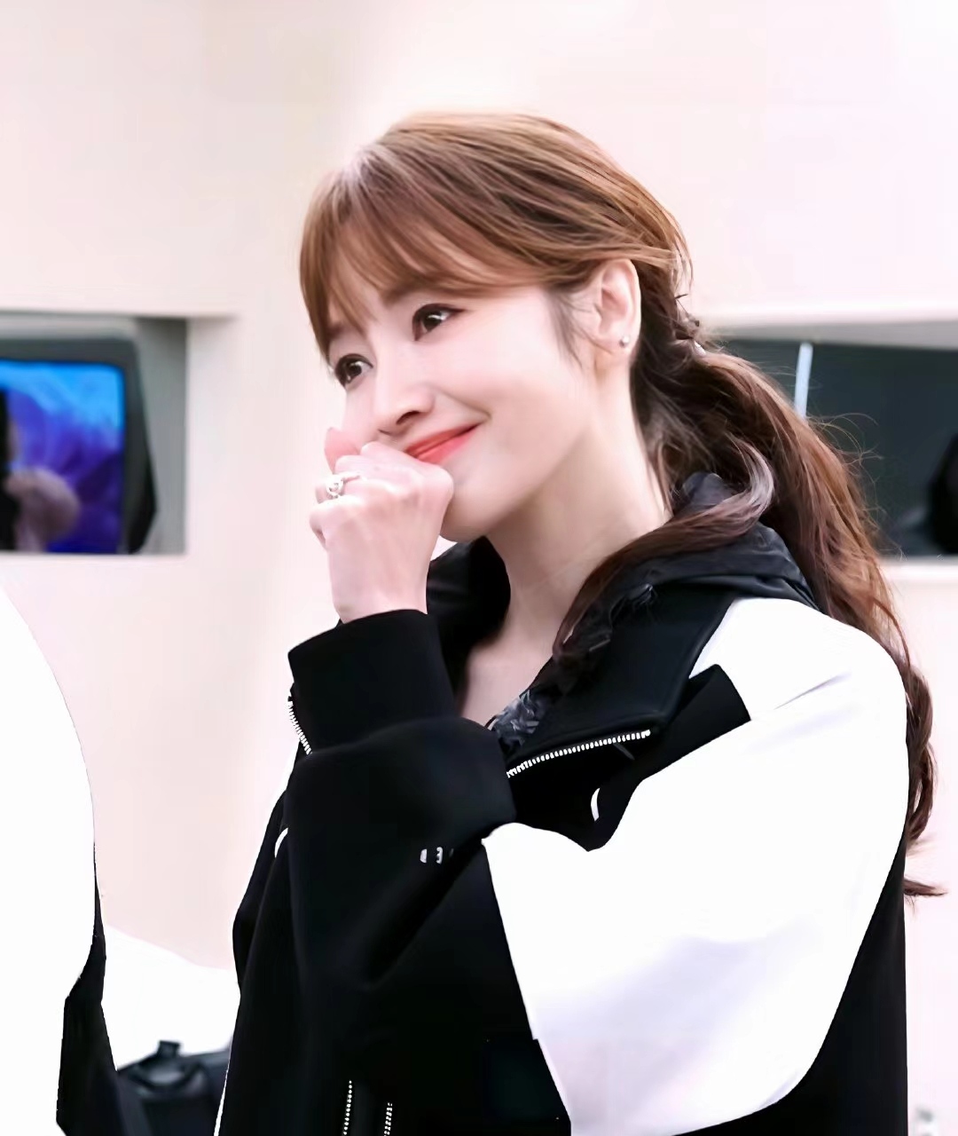 所以她也愿意尝试让大家看到真实的自己,没 侯佩岑齐刘海侯佩岑曾经自