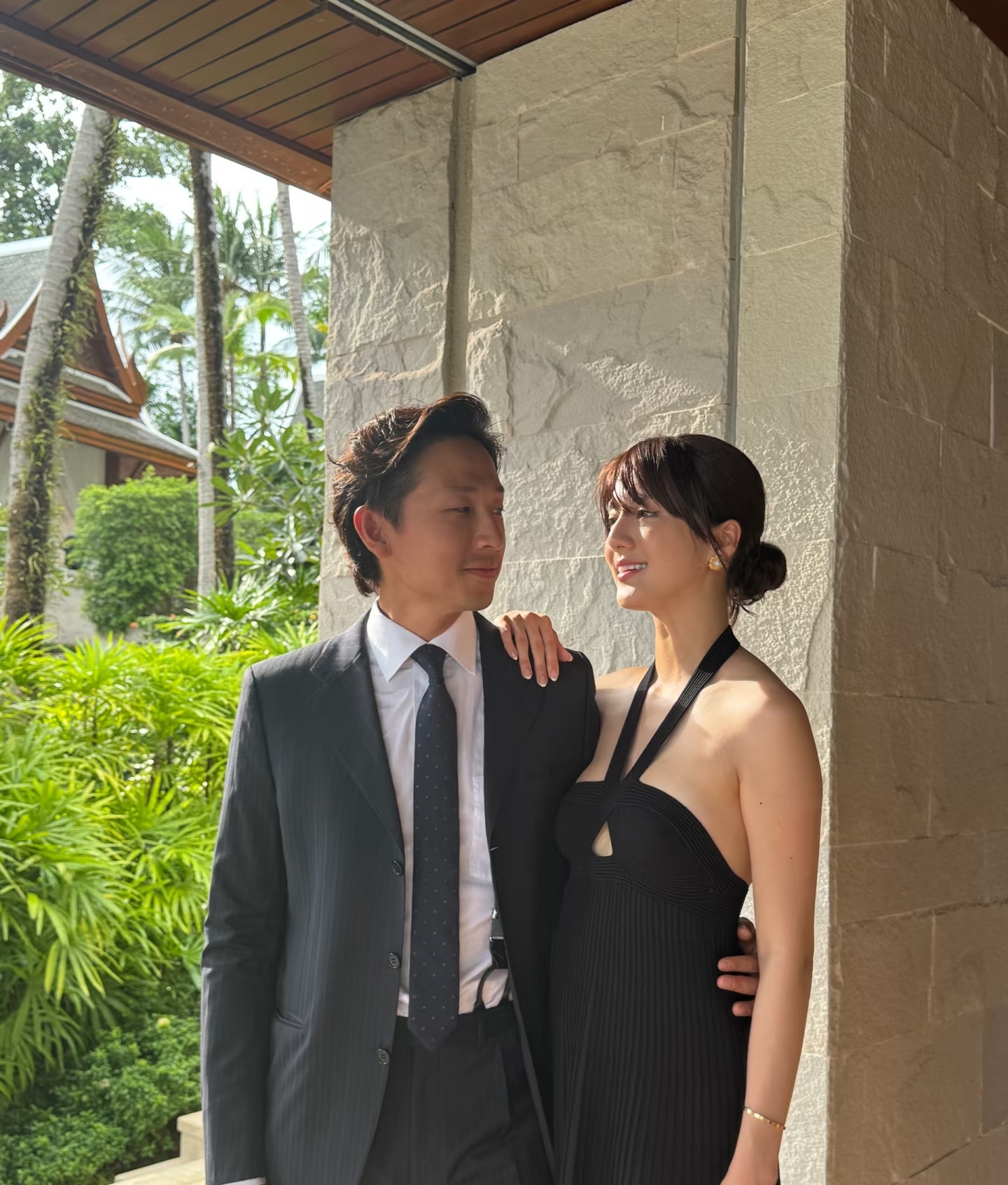 吴千语最近晒出和施伯雄的照片,他们夫妻俩都是一身黑的穿搭,而施伯雄