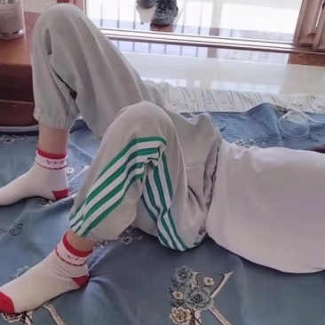 女孩静静地躺在床上,身姿显得有些慵懒,她的手臂随意摆放着,双腿微微