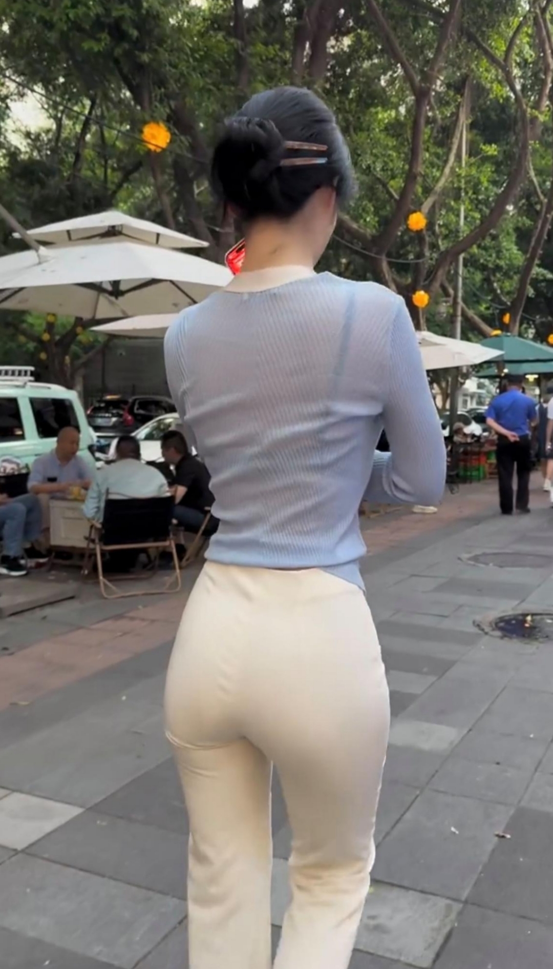 紧身长袖上衣搭配米色紧身裤,凸显出优雅又活力的气质,这种穿搭和生活