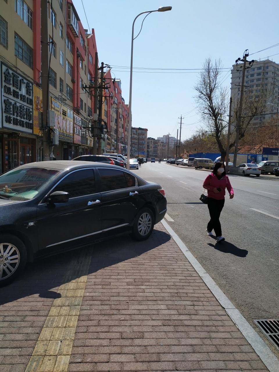 投稿:李沧区九水路两侧人行道长期停满车辆,行人只能到车行道上走!