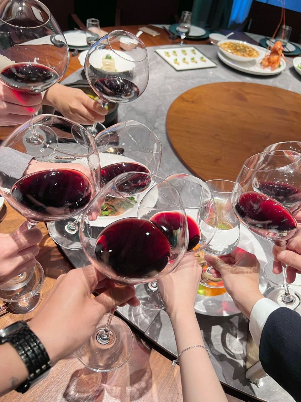 退出酒场通知书 各位朋友: 人自喝酒以来,纵横酒场多年,对手无数,喝倒