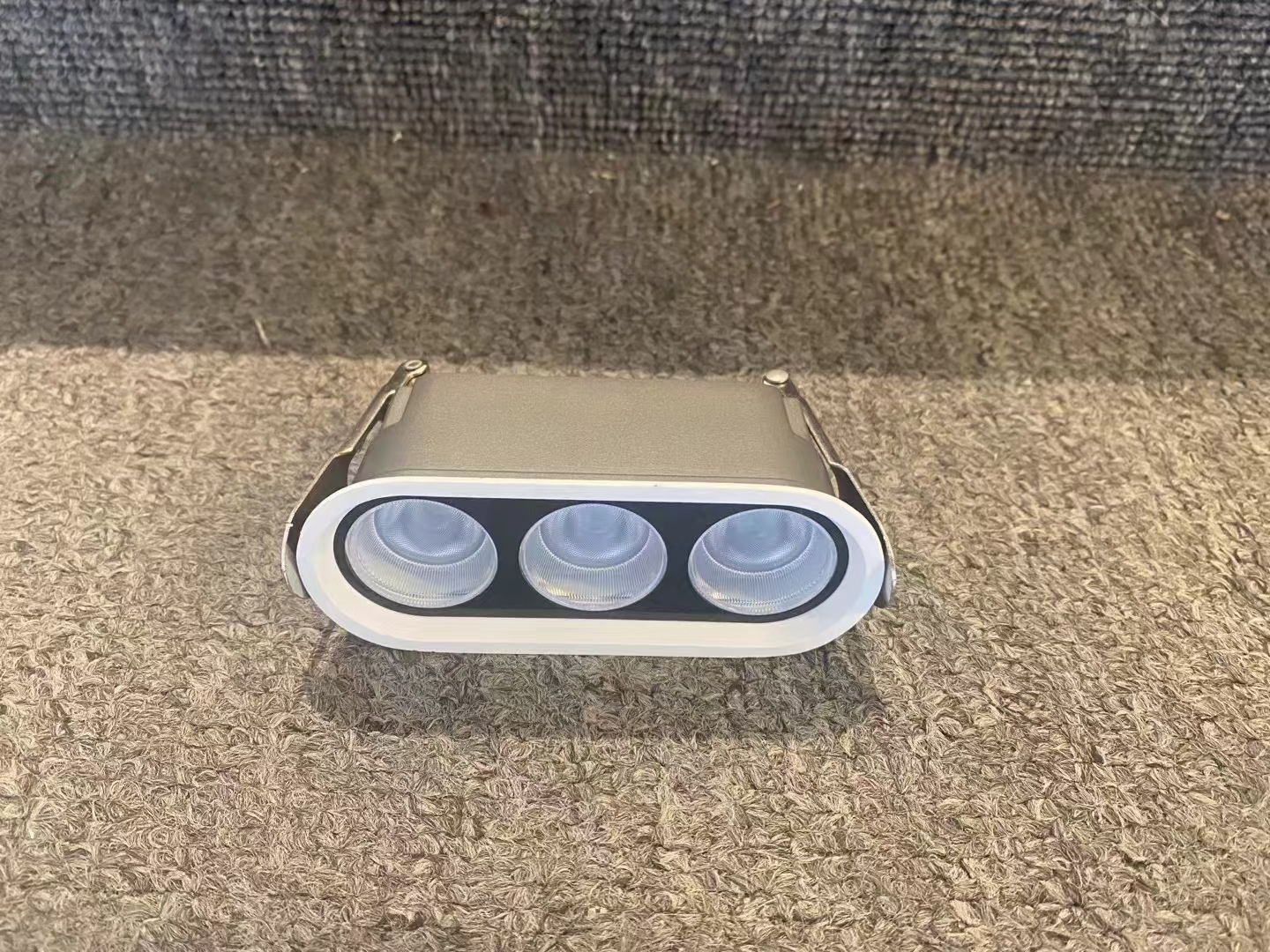 新品登场,一款匠心独运的暗装格栅灯,悄然点亮生活新境界