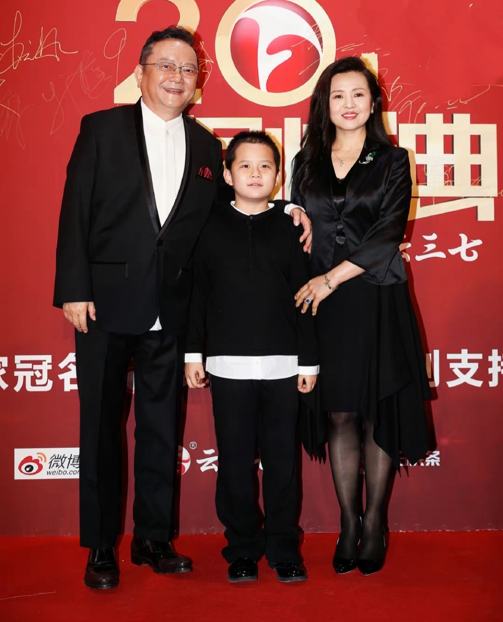 王刚罕见带小娇妻走红毯,同穿黑色系单品恩爱甜蜜,妻子颜值气质都好