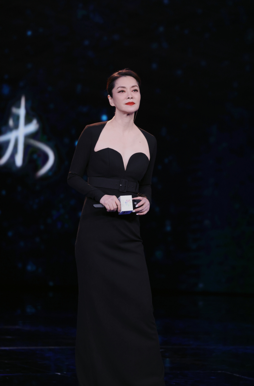 一袭裹身鱼尾裙秀花瓶身材,这状态令人羡慕  58岁的毛阿敏状态保养的