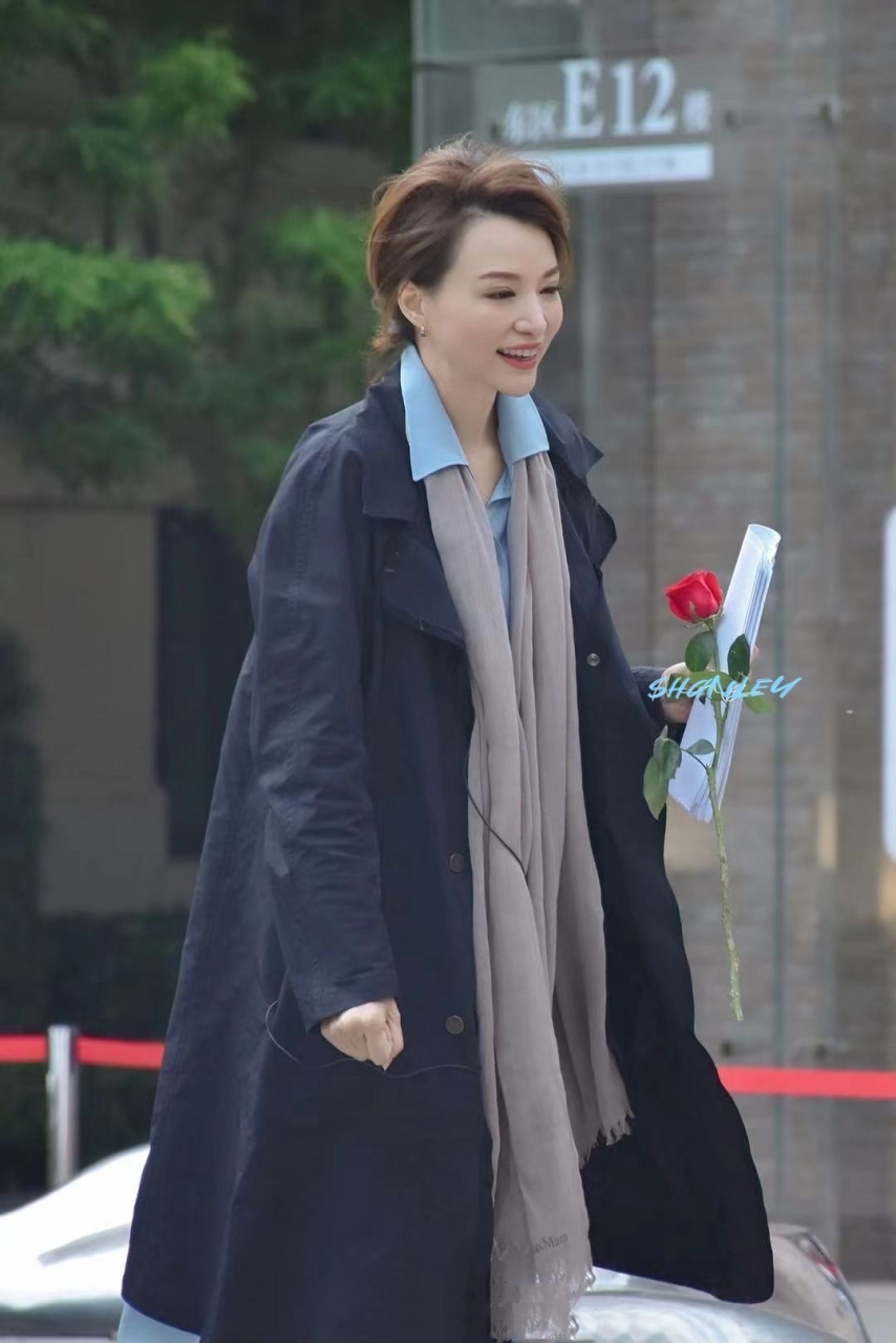 配风衣优雅从容,手执玫瑰笑靥如花,好美