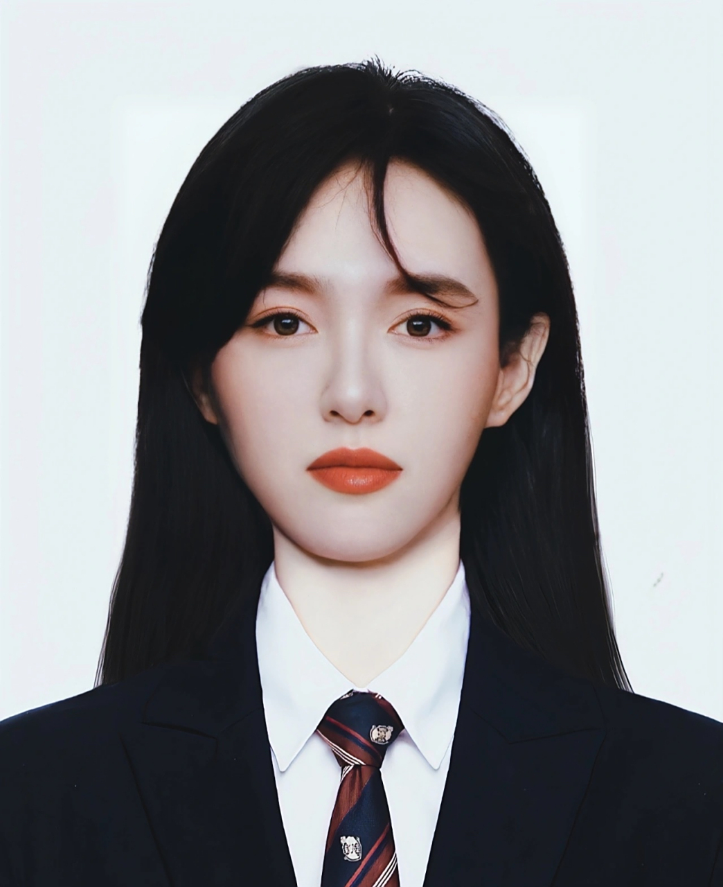 网友做的唐嫣的"证件照",西装衬衫搭配印花领带,一头长直发好清冷学姐