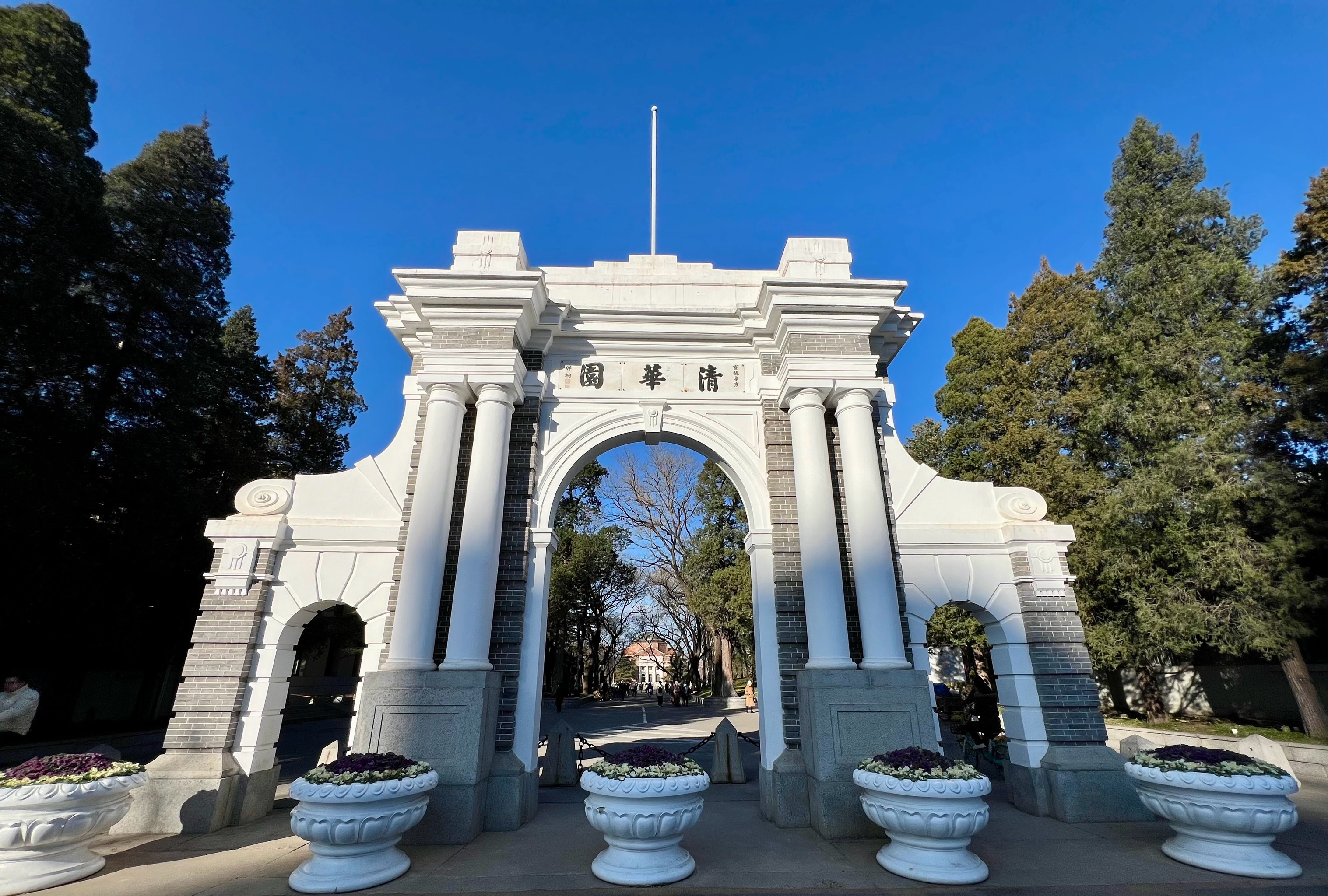 看了哈工大今年招的辅导员名单,清一色的名校生,清华的,北大