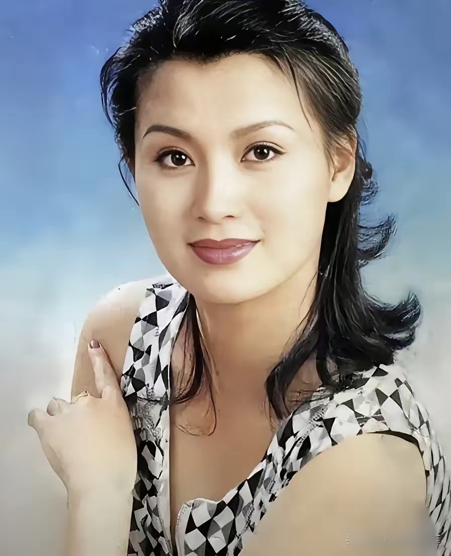 年轻时候的史兰芽长着好看的杏眼,没有化浓妆,也没有美颜,但皮肤街侣