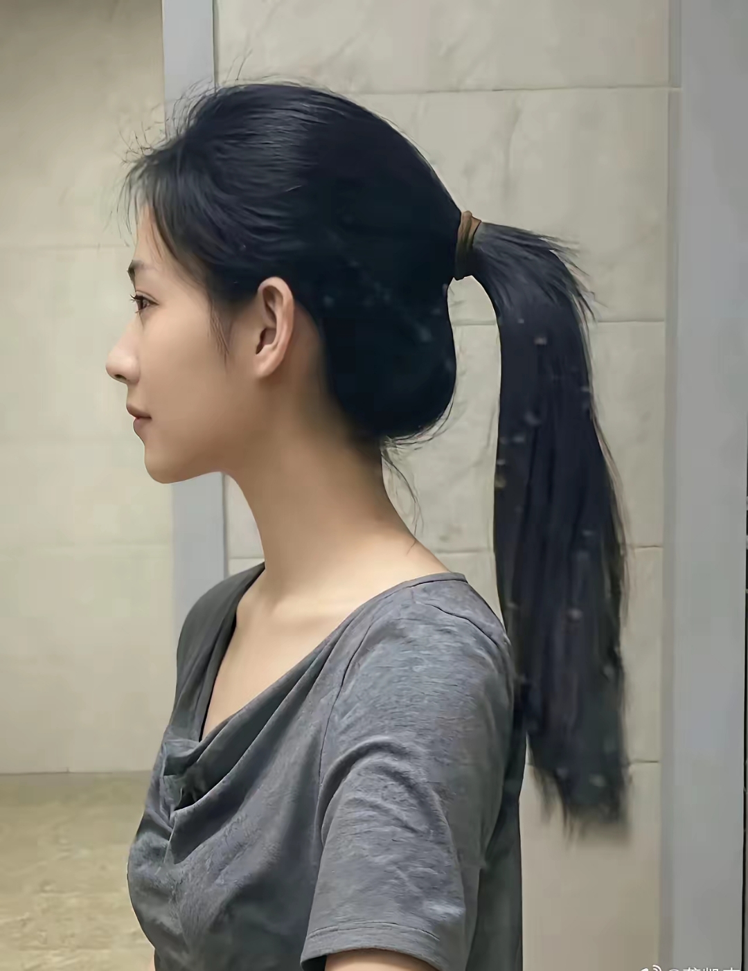 各种新颖扎法频出 有将头发分层扎成多段,打造出独特层次感的分段马尾