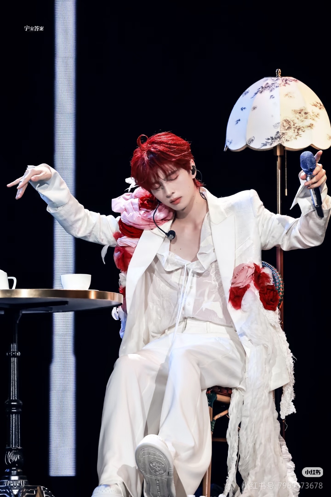 蒲熠星杭州场被粉丝递"玫瑰小猫"呆毛道具,还接话"玫瑰最配你"也太会