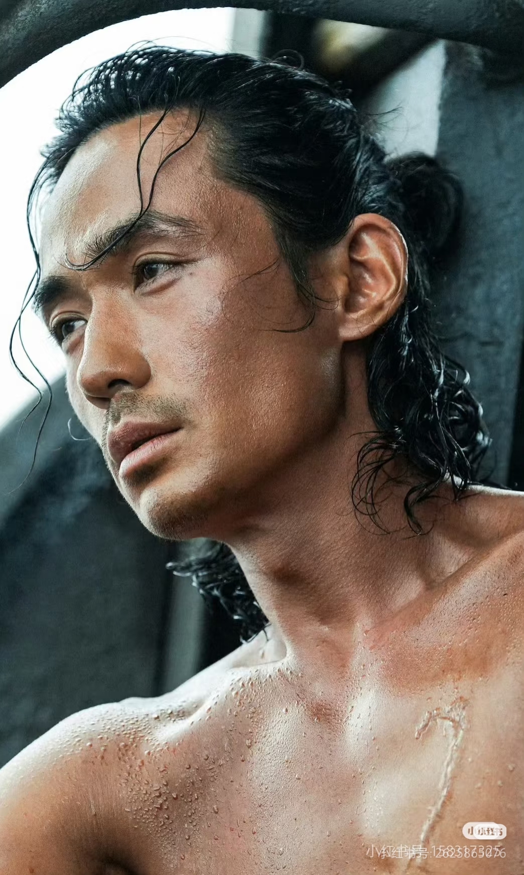 朱一龙素颜去志愿军烈士归国安葬仪式还能靠"电影脸"出圈,这事儿真挺