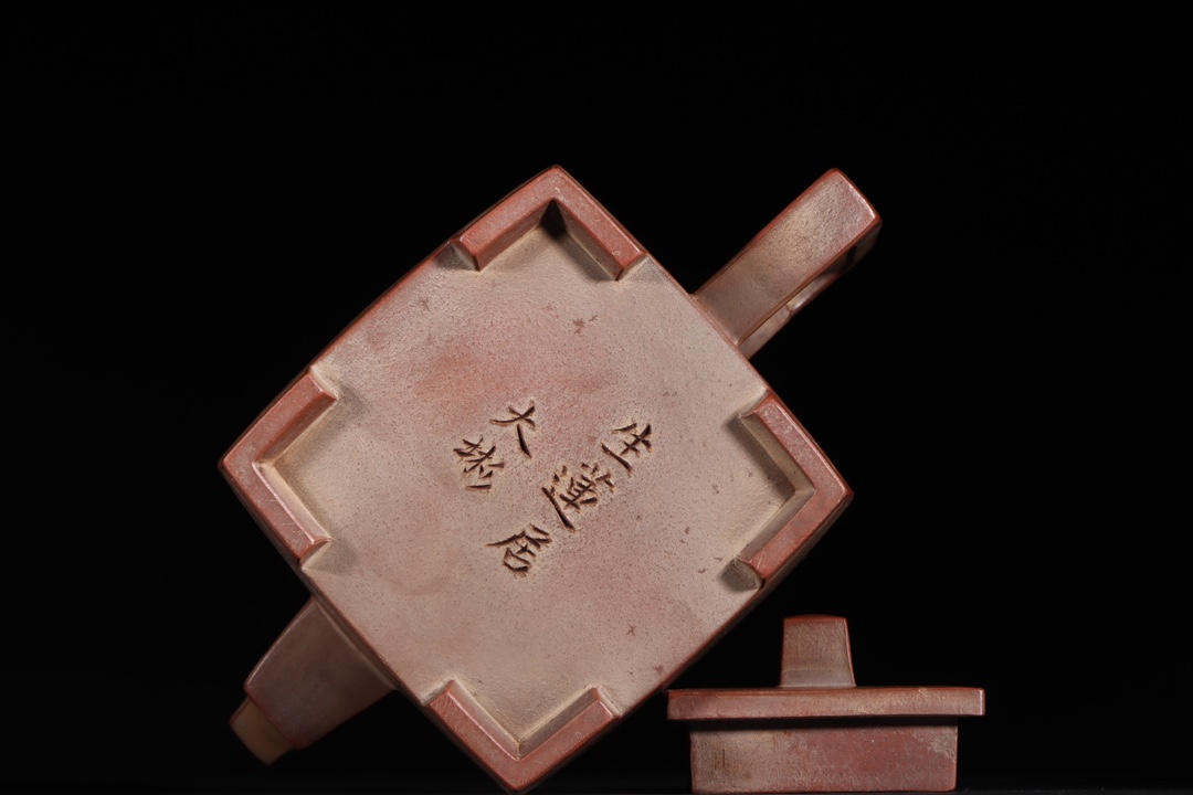四方紫砂壶 款识:时大彬 明代 高 11×14.6cm