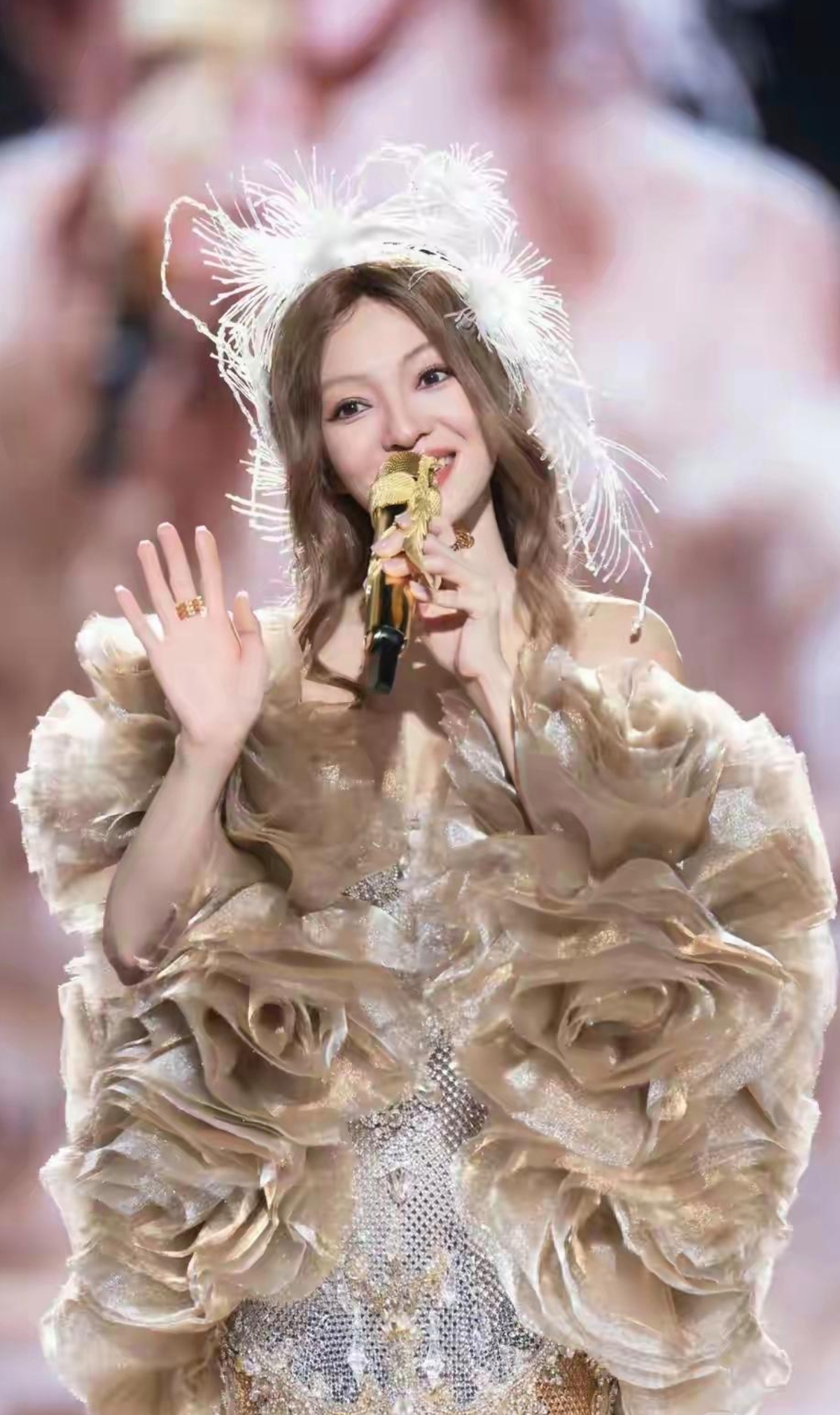 一袭土豪金礼服华丽吸睛利落剪裁衬得她身姿挺拔金属光泽自带闪耀