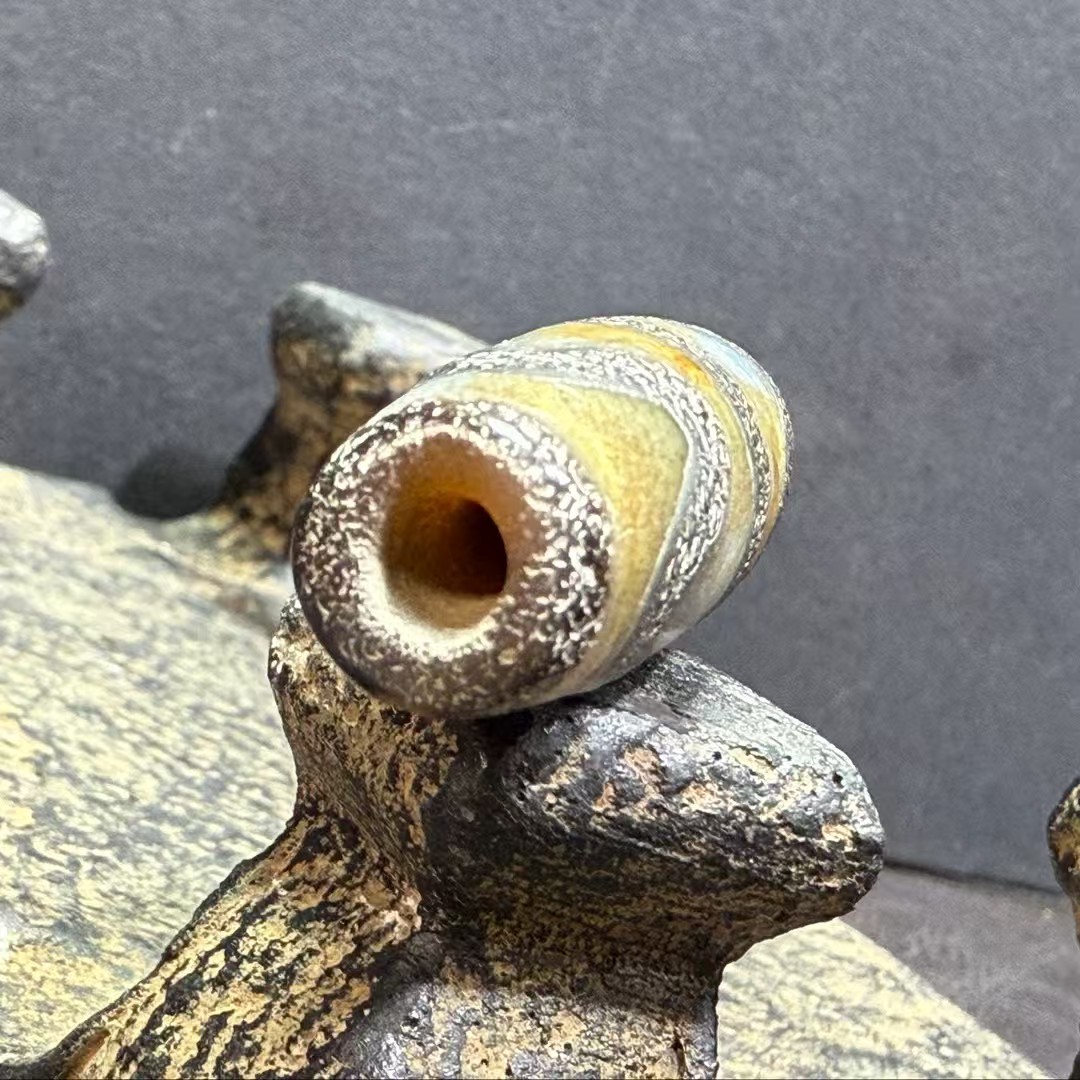 出土千年双虎牙牛毛纹钙化沁色双皮天珠