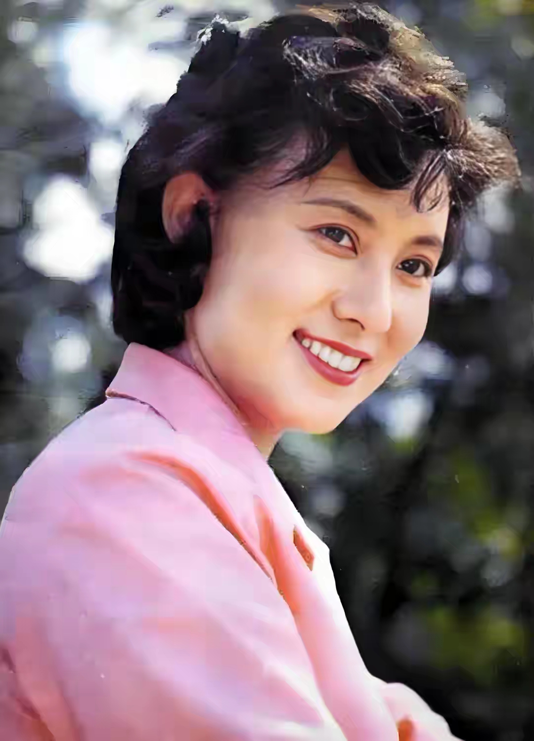 赵雅珉与陈国军在长影厂集体婚礼结为夫妻,两人都是厂力捧的演员,婚后