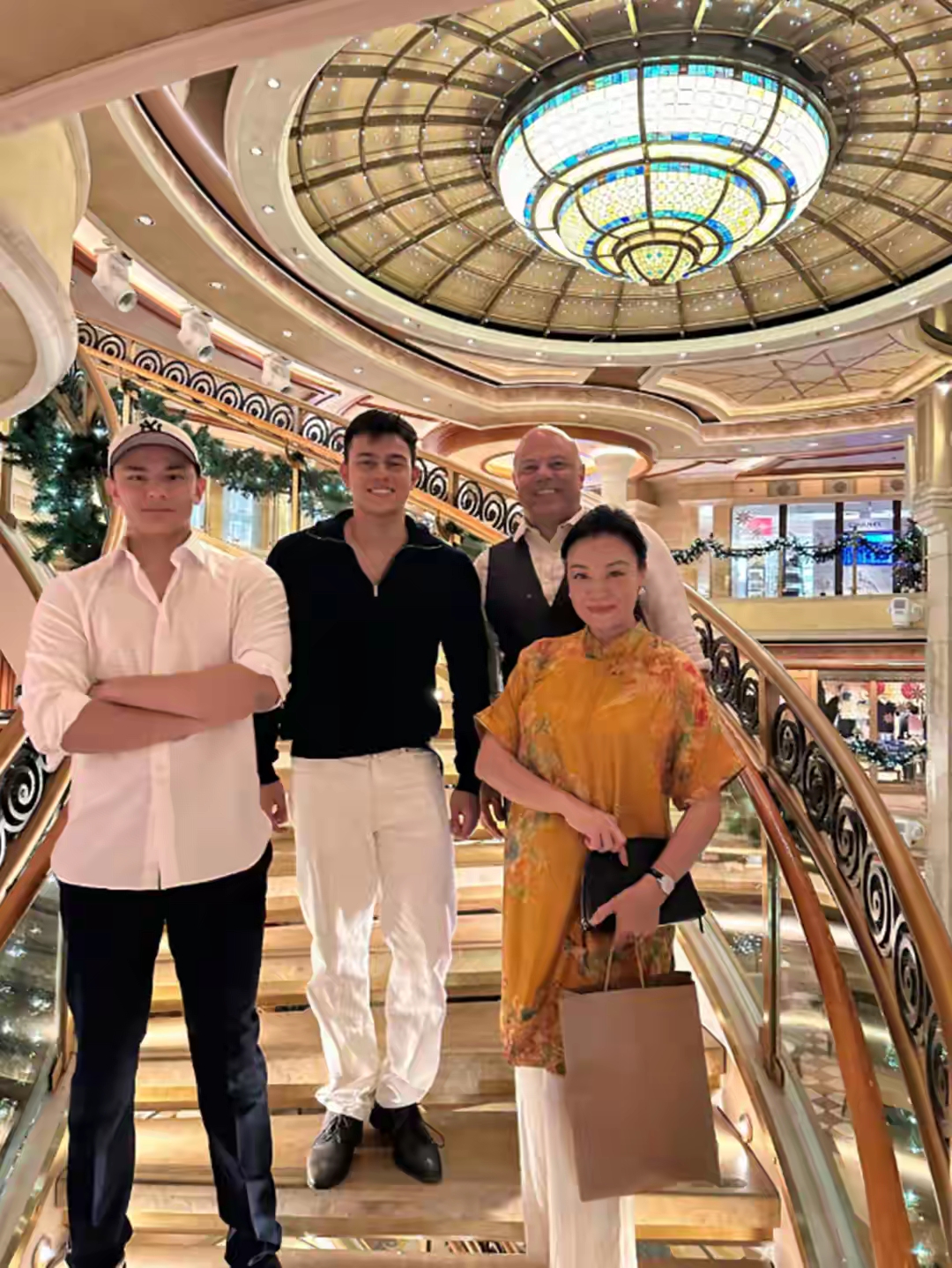 61岁史可这全家福也太绝了穿旗袍美到不像奶奶辈