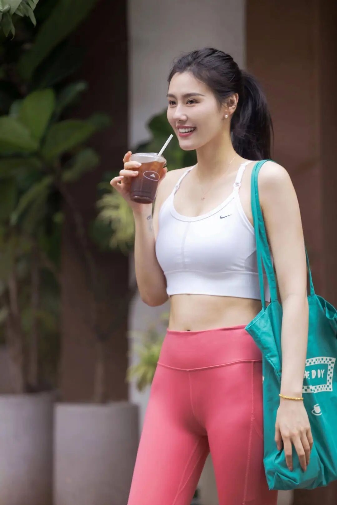 刘湘穿瑜伽裤好看的瑜伽服也是健身的动力退役后身材更加火辣了