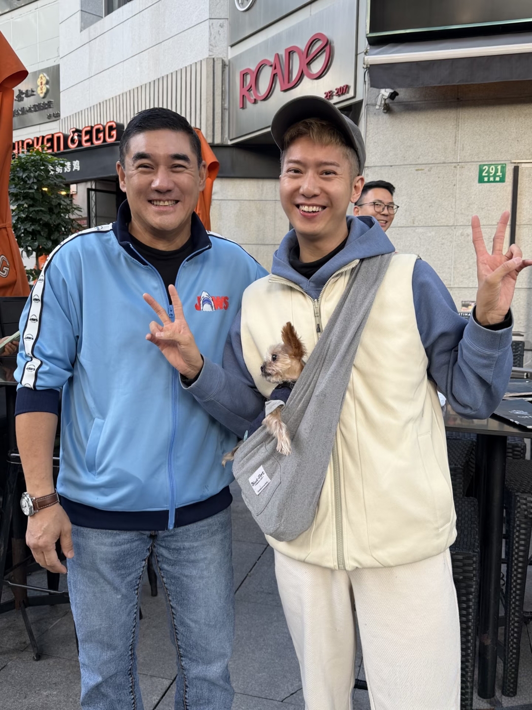 59岁吴大维在上海逛街,他穿着一件蓝色外套,身材高大壮硕,比年轻的胖