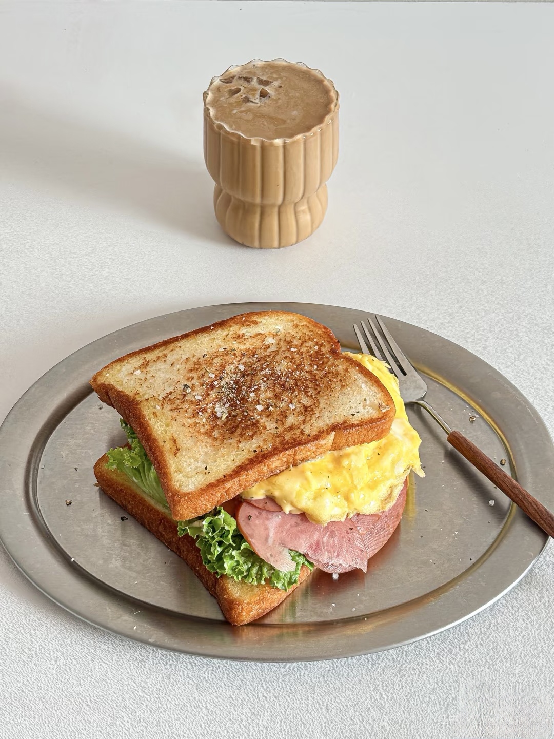 芝士滑蛋三明治!做法简单,食材很常见,搭配冰奶咖,宝们赶快试试吧!